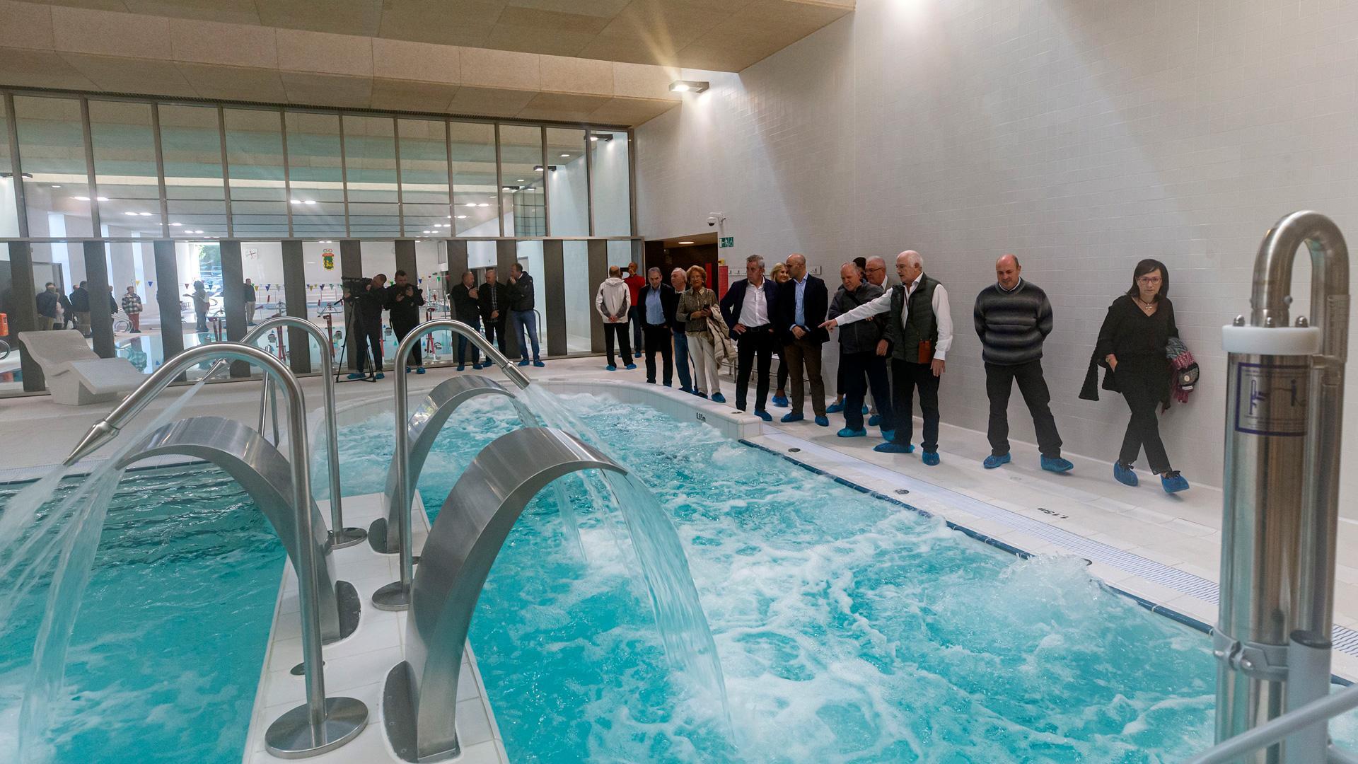 El presidente de CD Amaya, José Ramón Azkoiti, enseñando las nuevas instalaciones a las autoridades