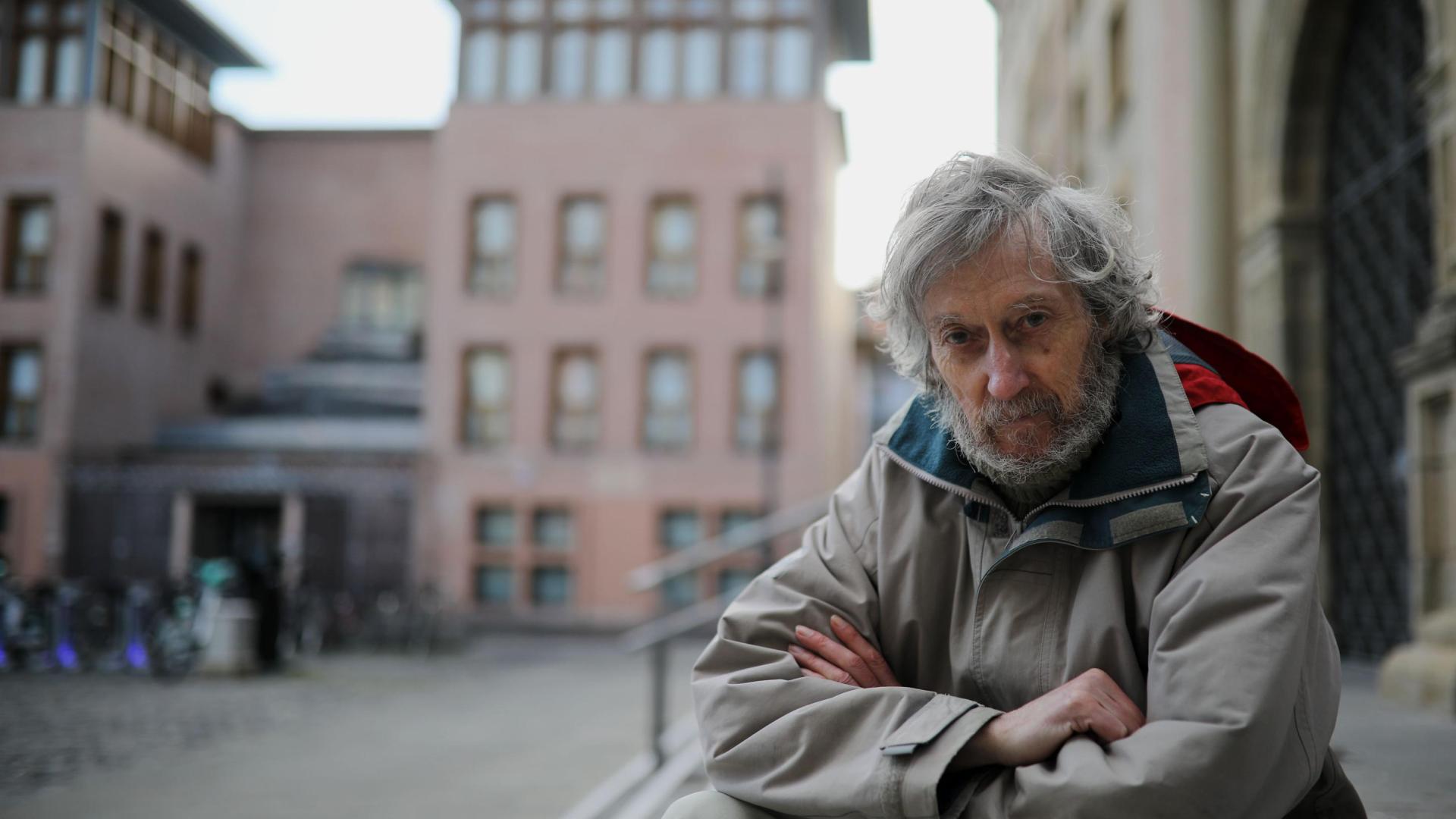El artista y dibujante Pedro Osés posa en las escaleras de la Escuela de Idiomas, en la plaza Compañía de Pamplona