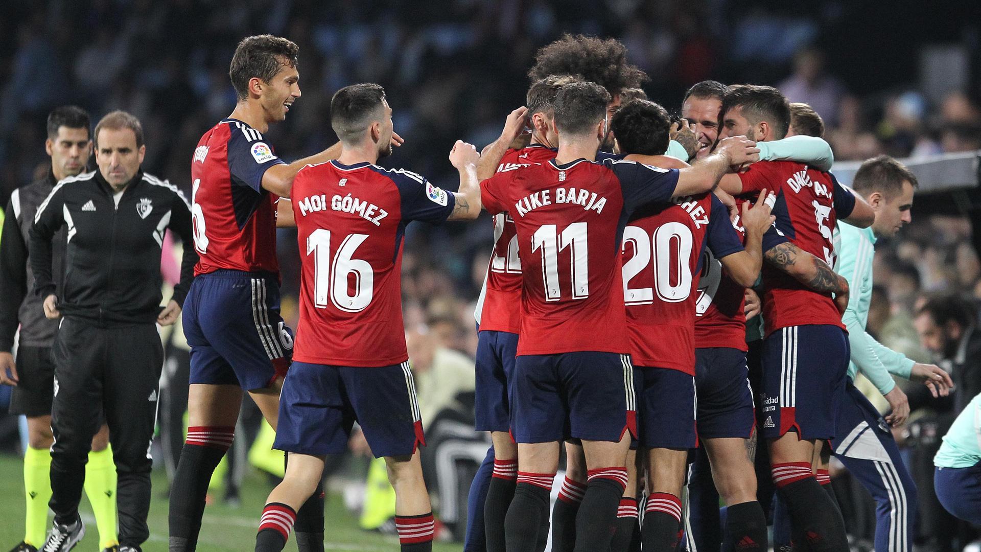 Los jugadores de Osasuna celebran el segundo gol ante el Celta, durante el partido de Liga en Primera División que disputan este sábado en el estadio de Balaídos