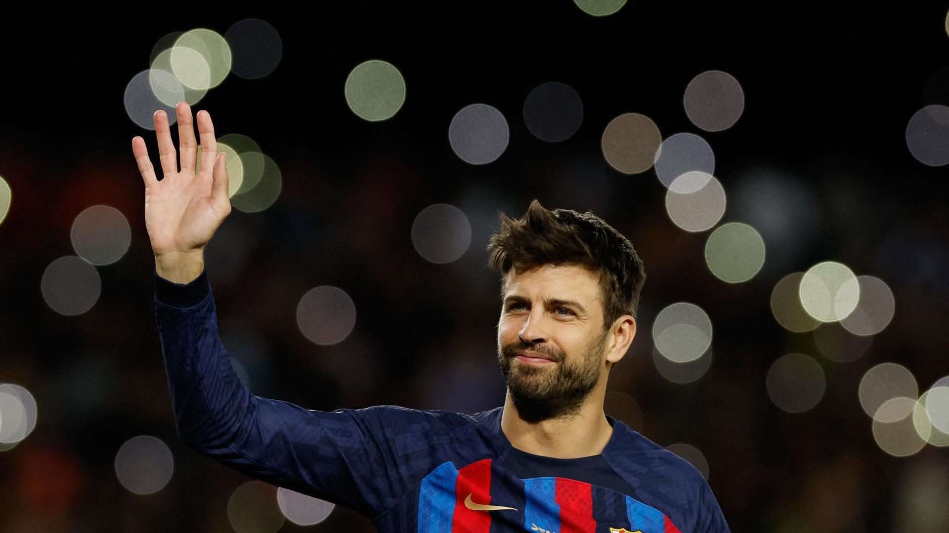 Imagen de Piqué despidiéndose de la afición culé tras finalizar el partido