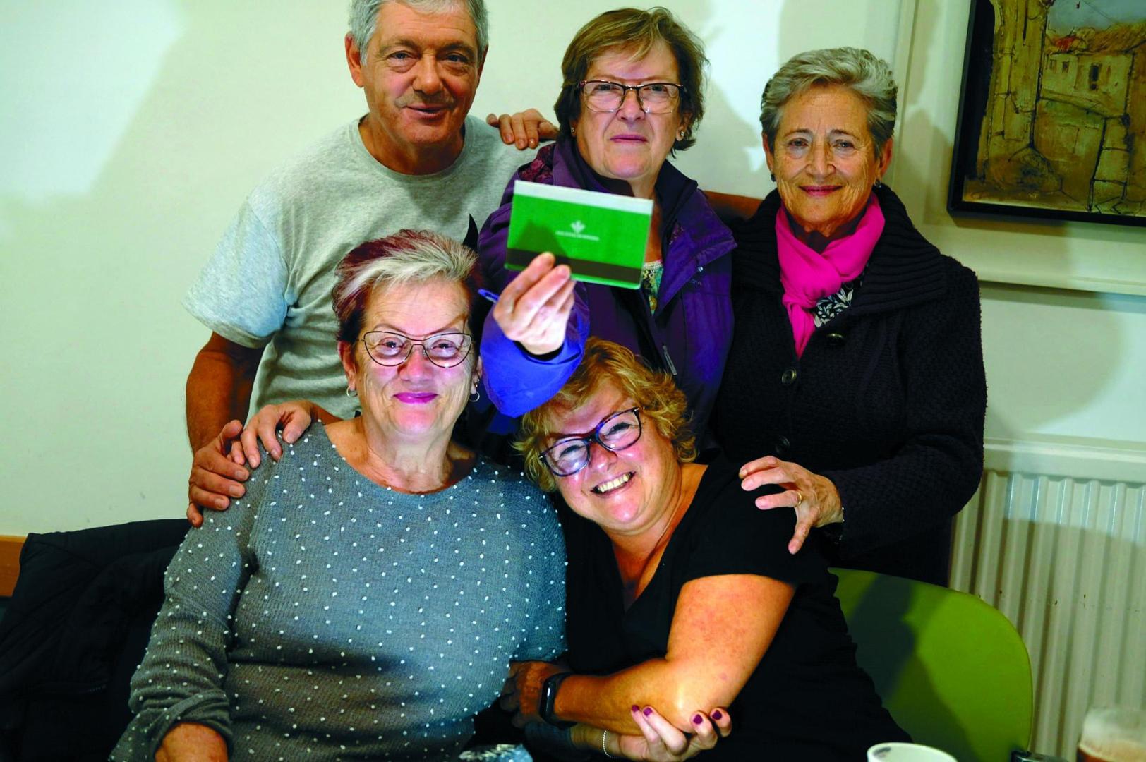 Milagros Landa (65), con la cartilla de ahorro, junto a Sabino Villanueva (69), Pilar Romero (68), Lina Etxauri (66), Justa Telletxea (78), en el Centro de Personas Jubiladas de Berriozar