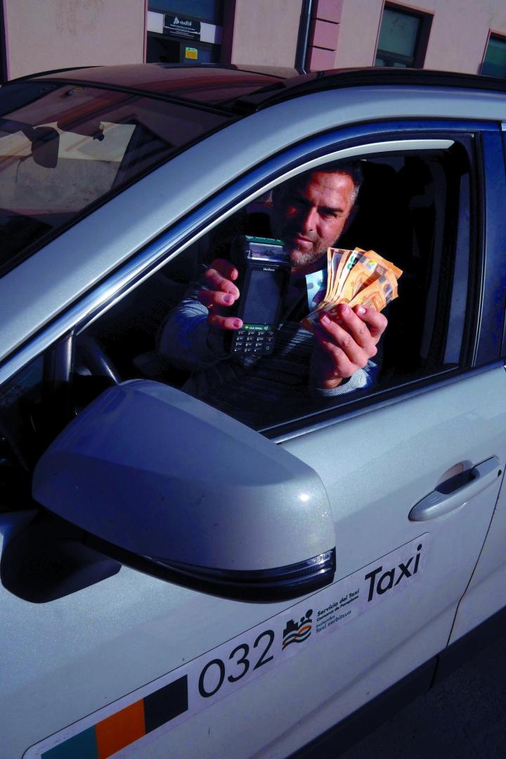 Javier Sanz, taxista de 42 años, explica que la mayoría de los servicios se pagan con tarjeta