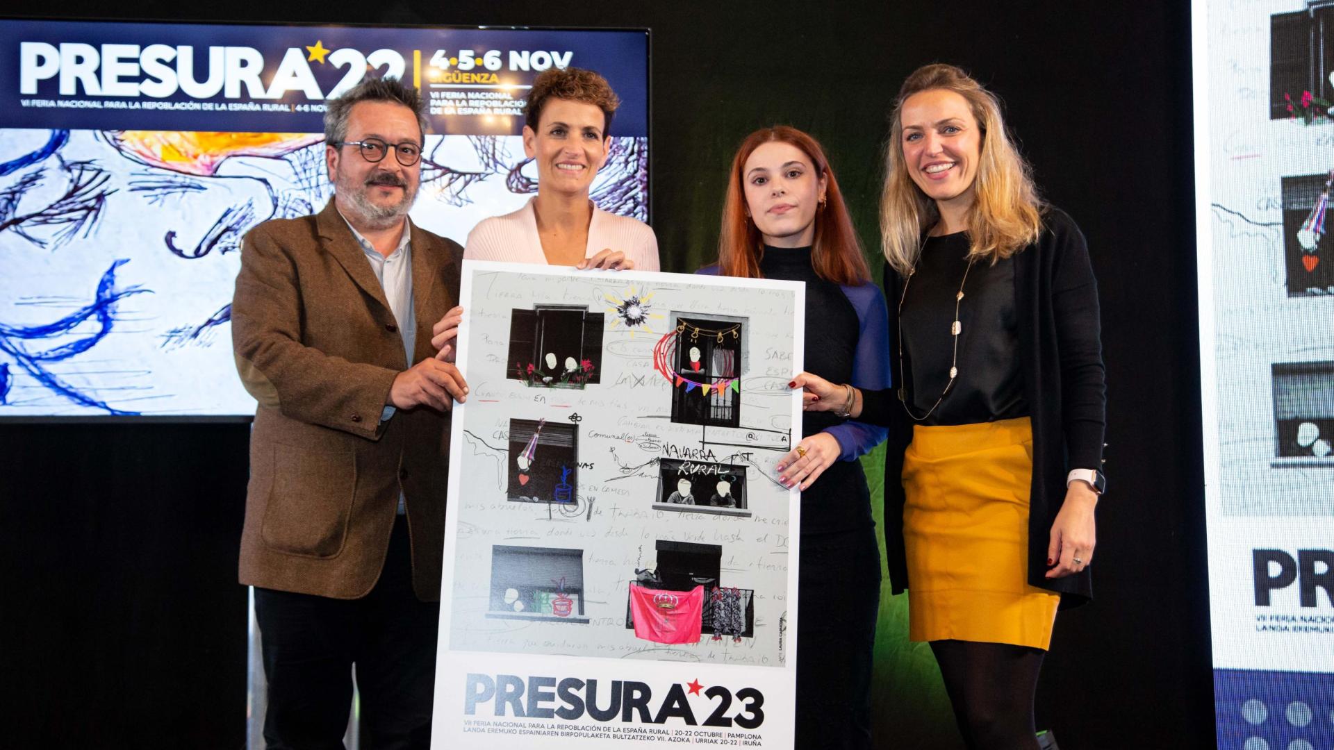 Presidenta Chivite con el cartel de la próxima edición de Presura, que se celebrará en Pamplona, junto al coordinador del Hueco, Joaquín Alcalde, la diseñadora del cartel, Laura Carmona, y la alcaldesa de Sigüenza, Mª Jesús Merin