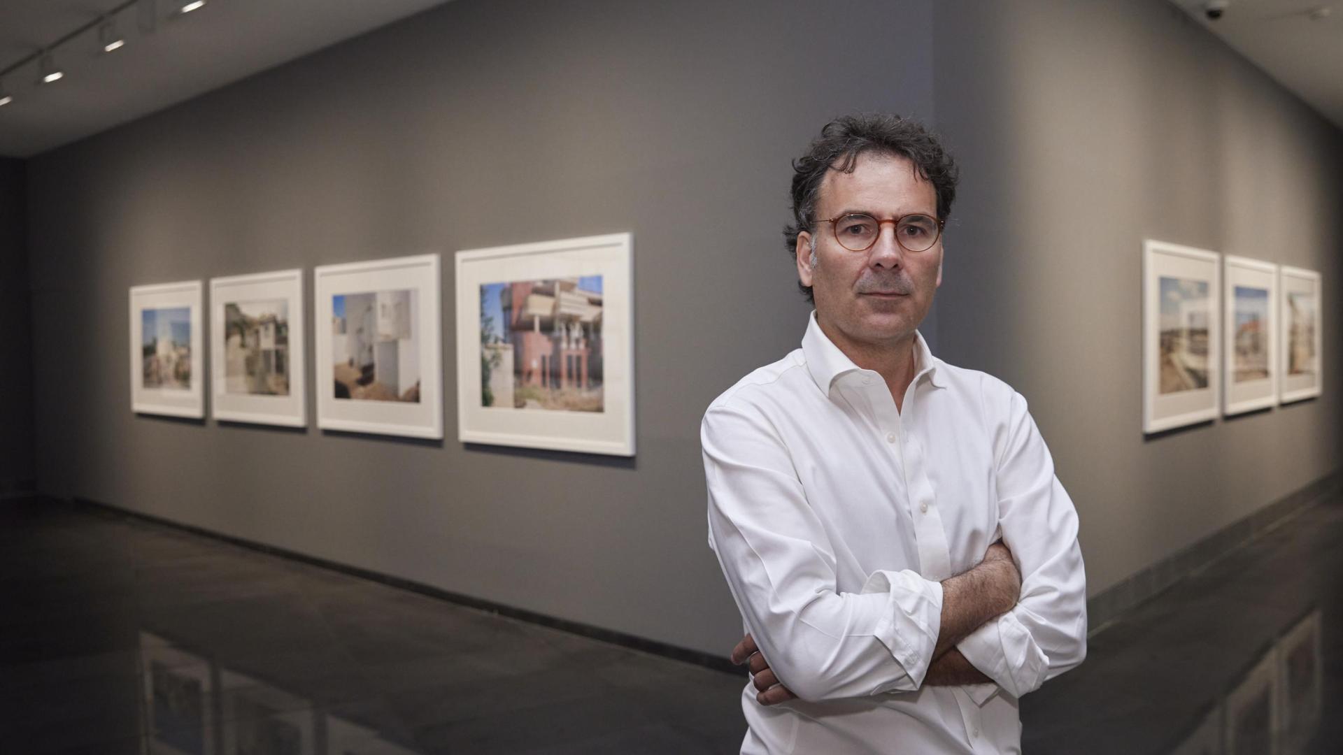 Txema Salvans, junto algunas de sus fotografías de la exposición en el MUN
