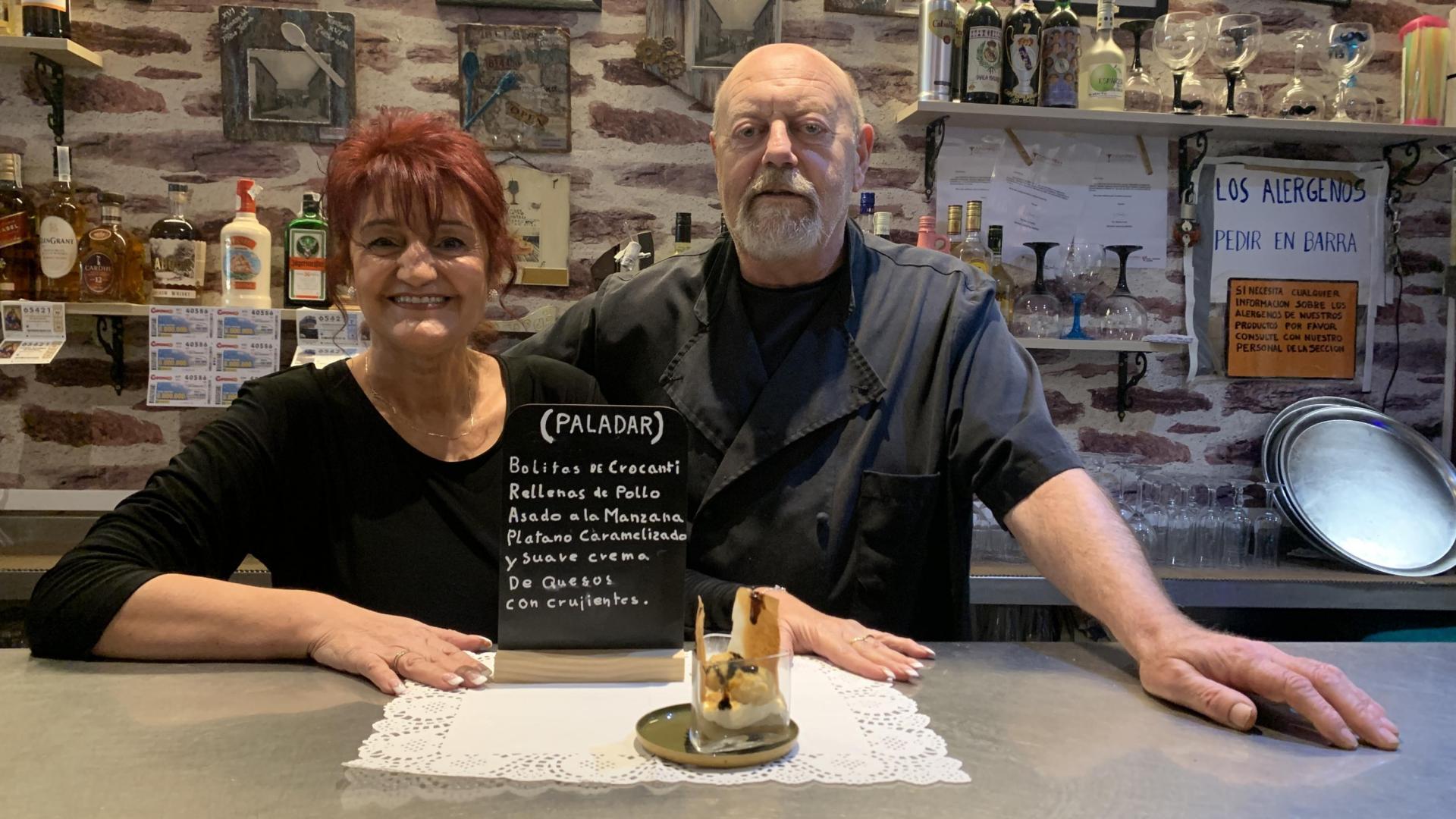 Marisol y Santi, del bar Nilo, muestran su pincho Paladar, con el que compiten el certamen txantreano