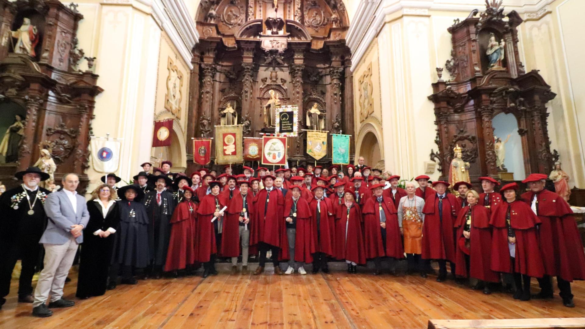 Los invitados y autoridades participantes en el XXXI Gran Capítulo de la Cofradía del Vino celebrado el domingo en Villafranca posaron juntos en la iglesia Nuestra Señora del Carmen.