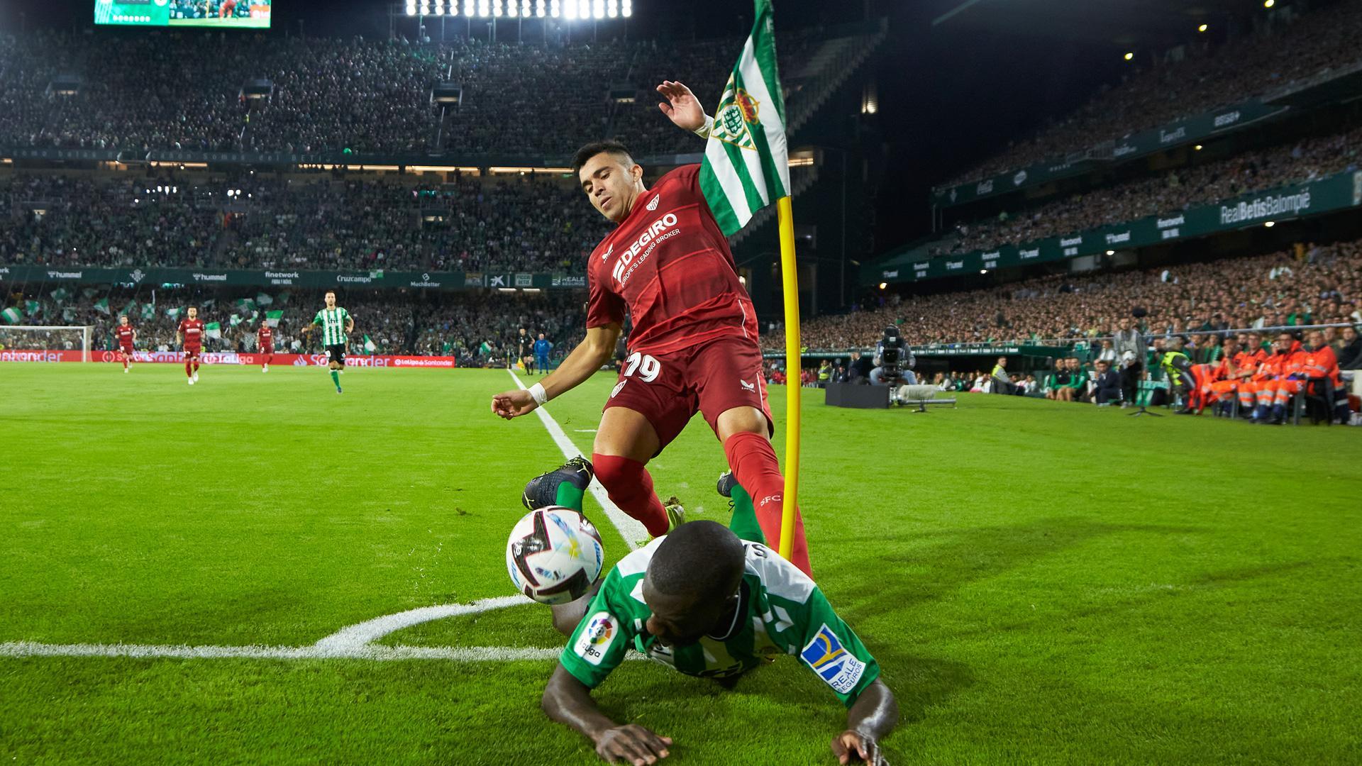 Sabaly y Acuña pelean por el balón