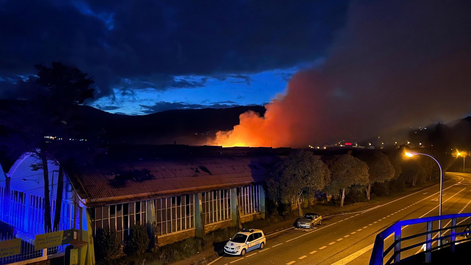 Un gran incendio en una nave industrial de Pontevedra ha obligado este domingo a cortar la N-550 a su paso por Ponte Sampaio