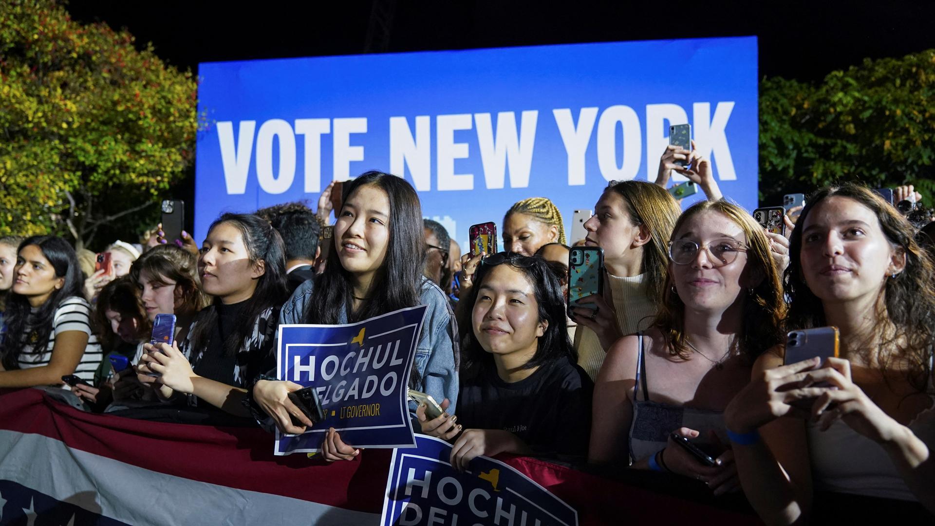 Estudiantes, en un acto electoral de Kathy Hochul, gobernadora de Nueva York