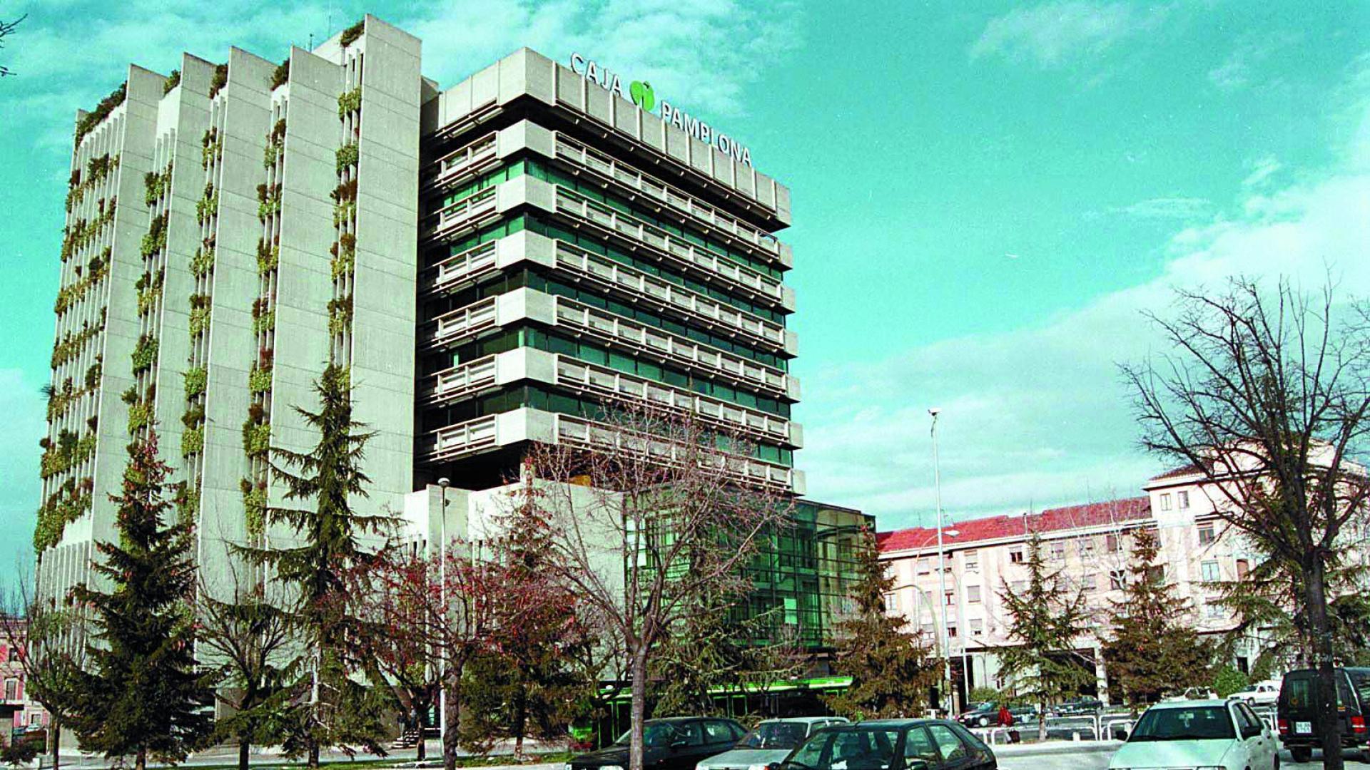 El edificio de la Caja de Ahorros Municipal de Pamplona, en 1998.