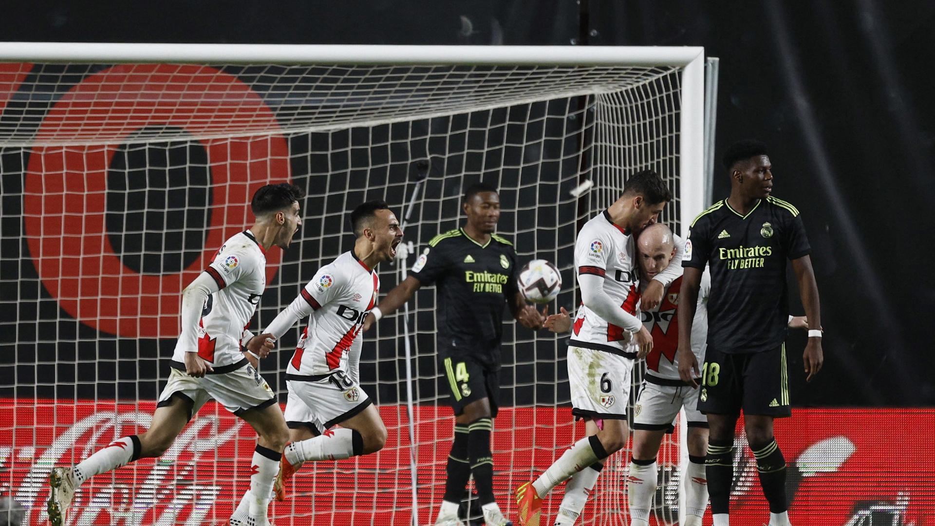 Los jugadores del Rayo Vallecano celebran el gol marcado por Álvaro García