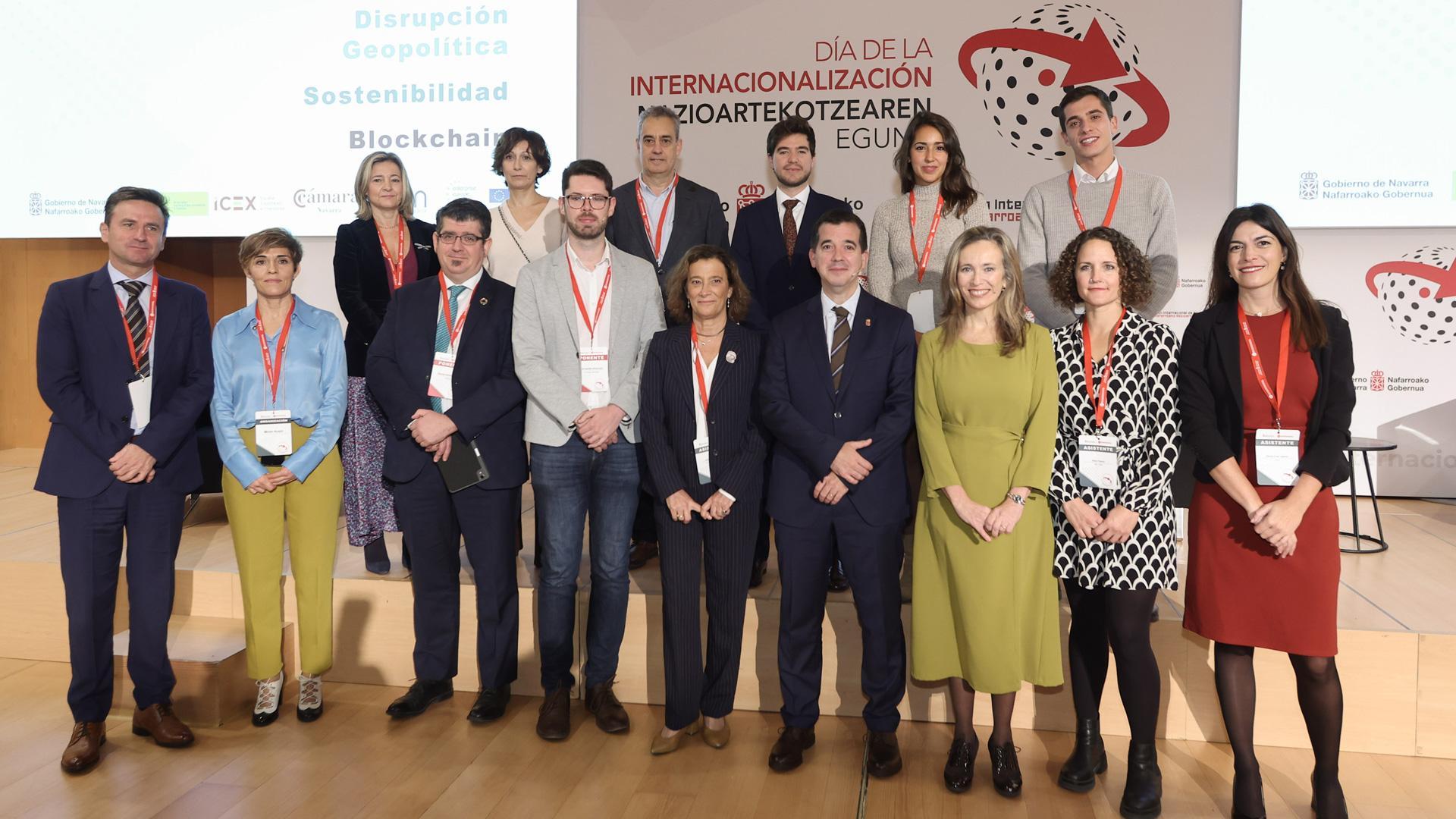 El consejero Mikel Irujo y la directora general Izaskun Goñi, con participantes y organizadores de la jornada sobre internacionalización