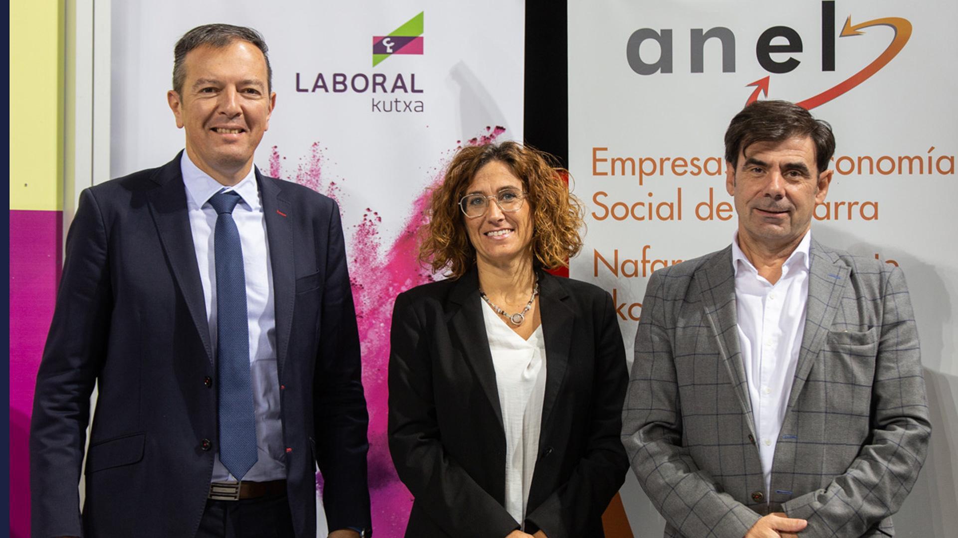 Eduardo Elizalde y Maitane Bueno, directores de zona de Laboral Kutxa, junto a Ignacio Ugalde, presidente de ANEL y de CEPES Navarra