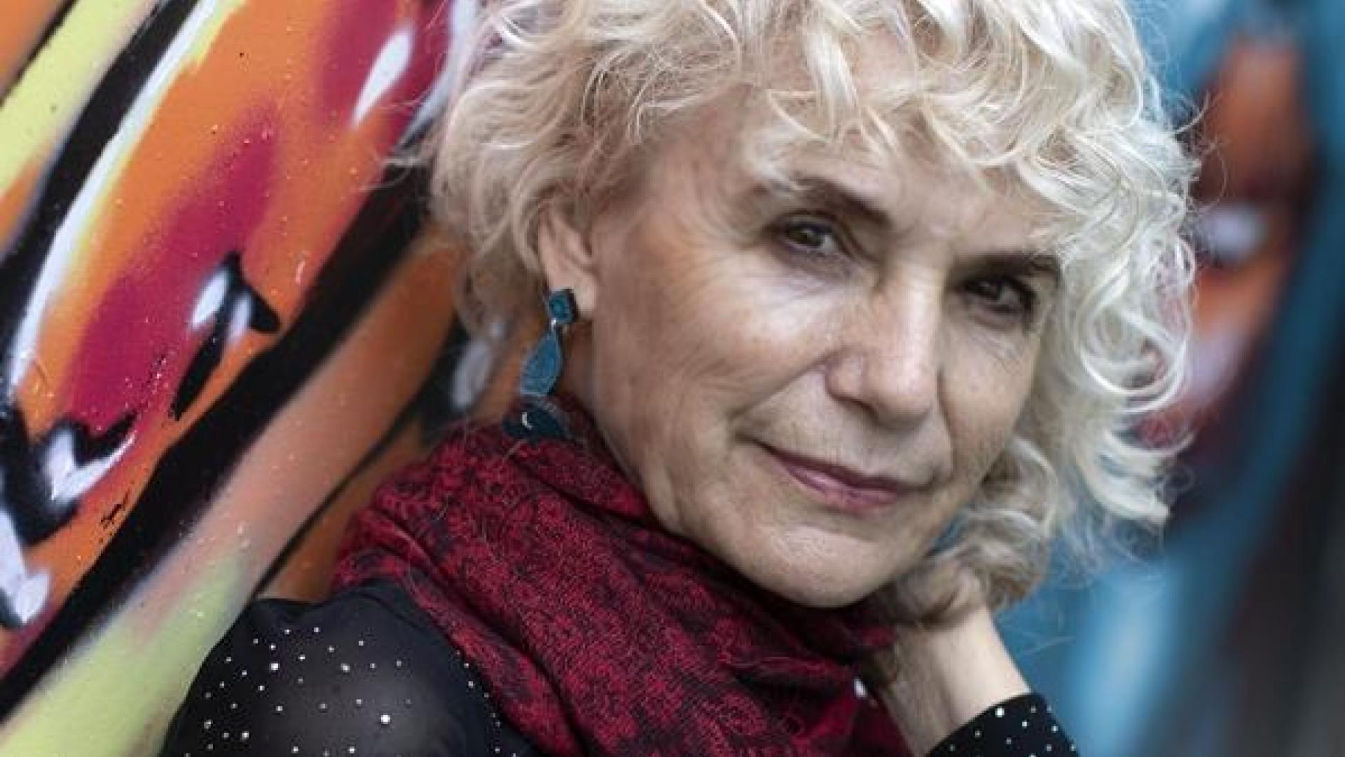 La autora Isabel Hualde presenta hoy su nuevo poemario, titulado 'Código deontológico'.
