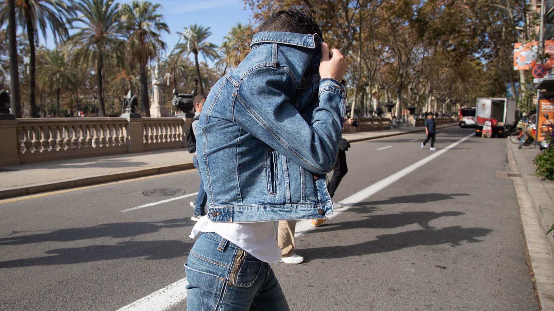 El guardia civil acusado llega a la Audiencia de Barcelona para escuchar la sentencia por publicar en Twitter un vídeo falso que atribuía a un menor inmigrante no acompañado la autoría de una agresión que en realidad había sucedido en China