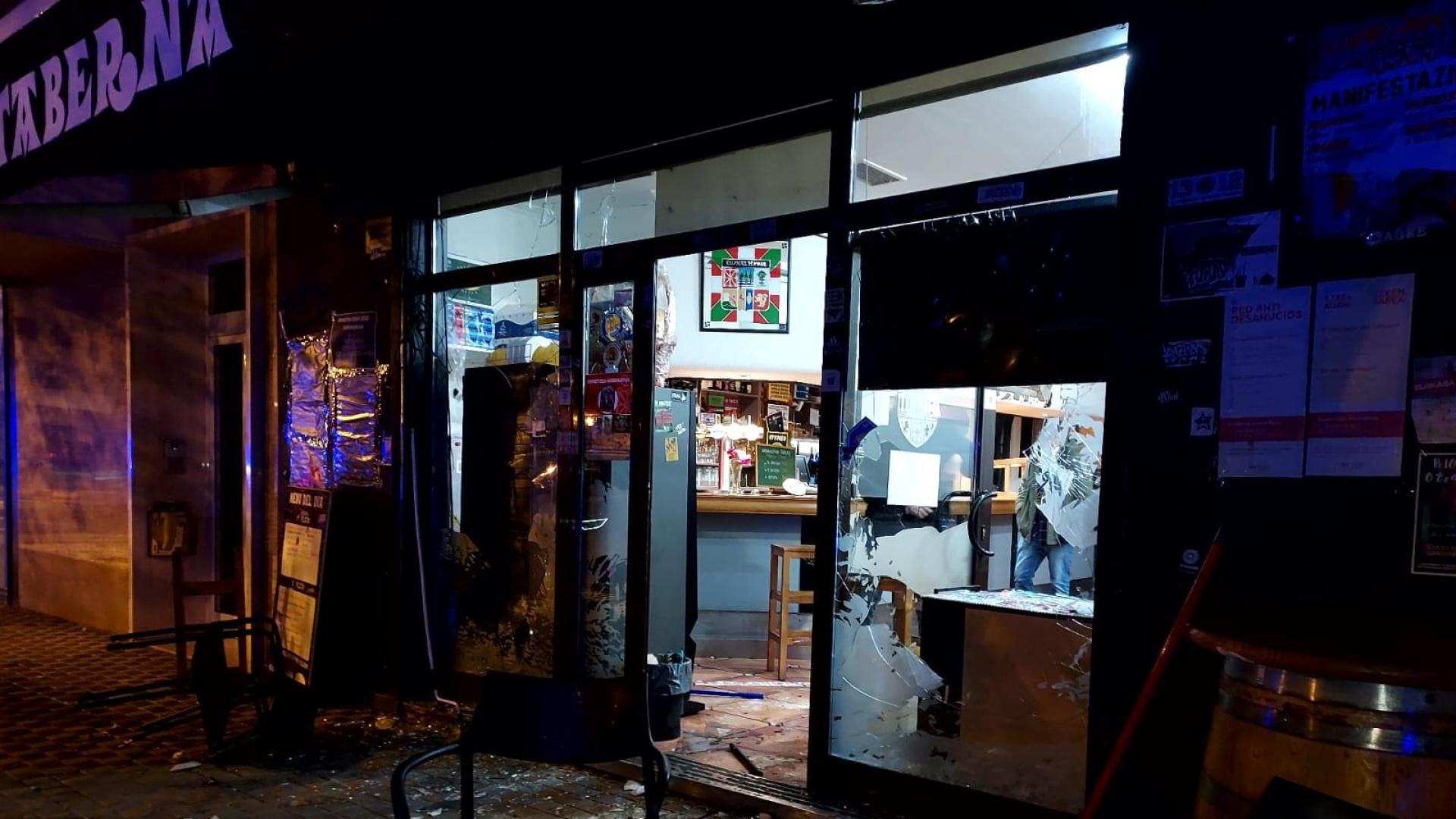 Desperfectos en el bar Ezpala tras el enfrentamiento entre ultras de Osasuna y Barcelona