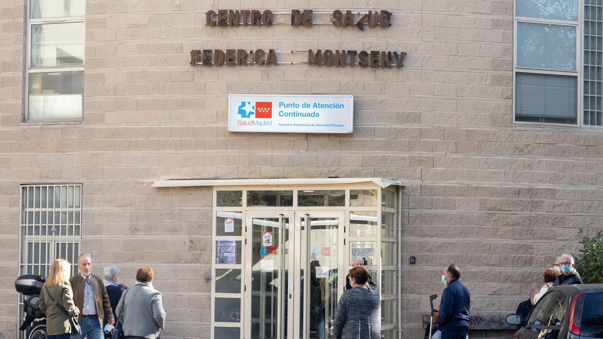 Un grupo de personas, a las puertas del Centro de Salud Federica Montseny del Servicio de Urgencias de Atención Primaria, en Madrid