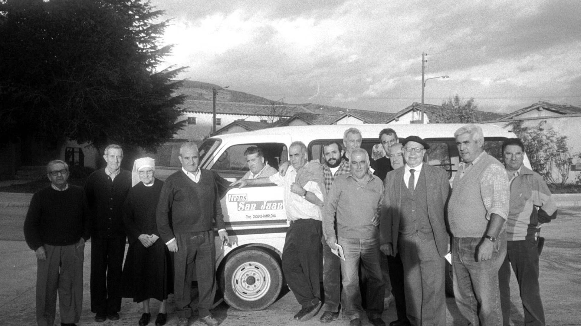 Grupo de Alegría de Iruña con la furgoneta con la que recogieron patatas para las Hermanitas de los Pobres en 1997