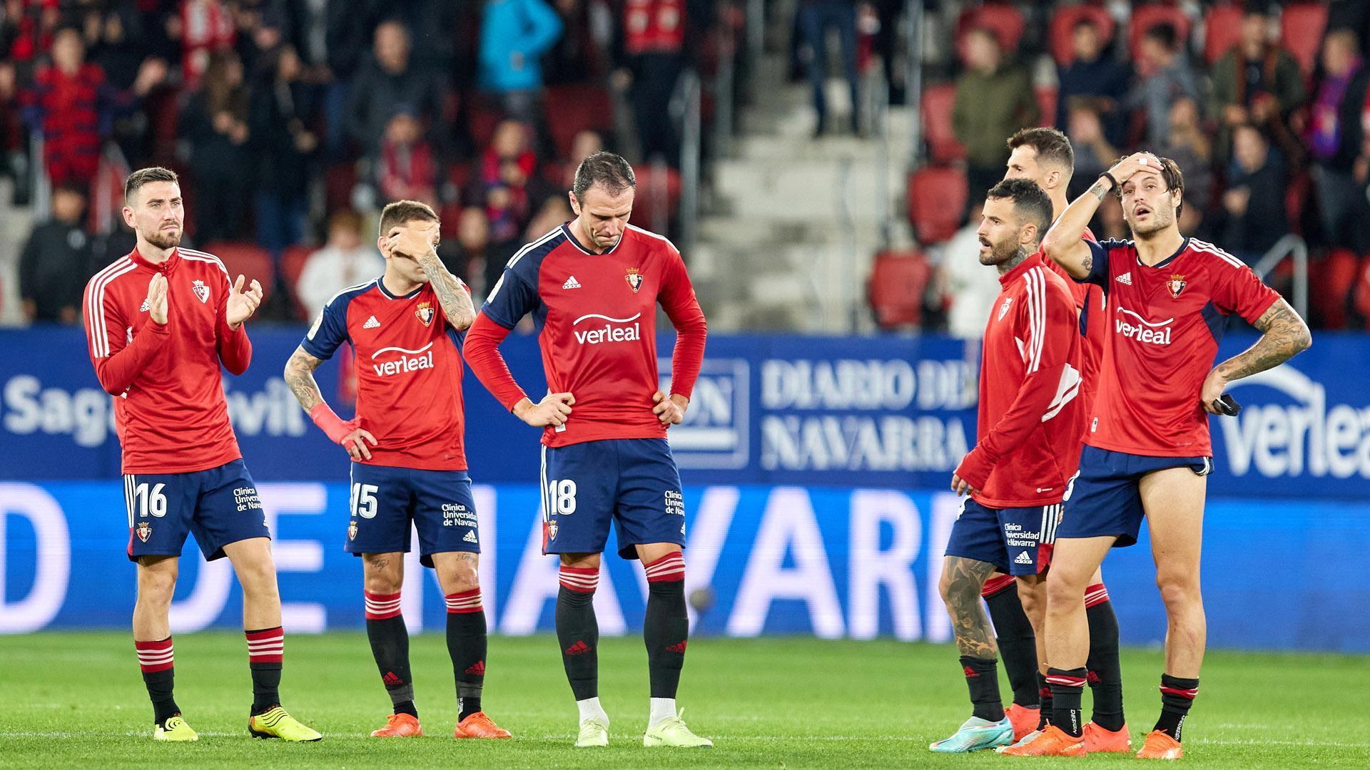 Tristeza en los rostros de los jugadores de Osasuna tras la derrota contra el Barcelona