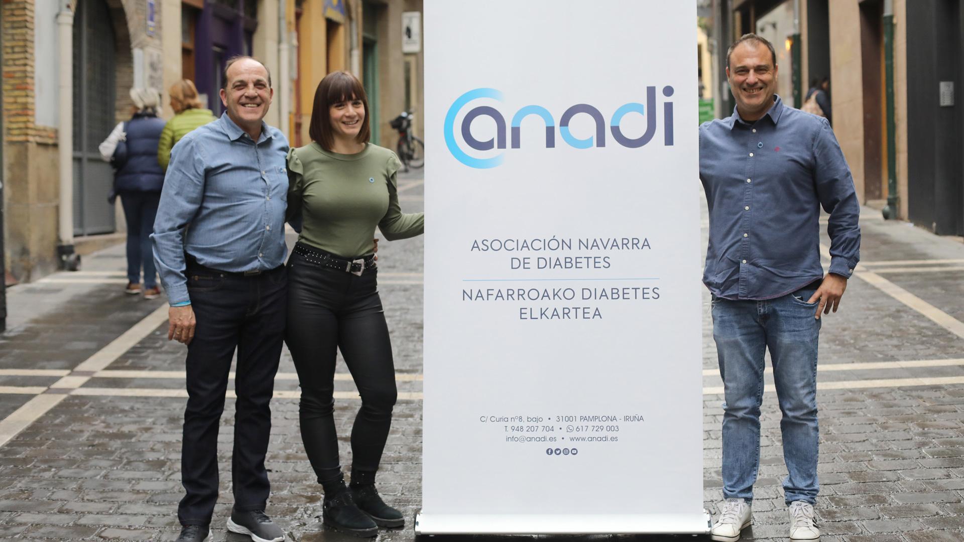 Juantxo Remón, Cristina Azagra y Humberto Pérez de Leiva (presidente, trabajadora social y vicepresidente de ANADI), ayer en la sede