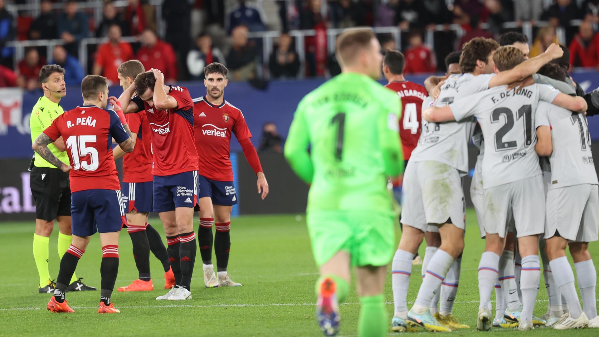 Los jugadores de Osasuna se lamentan mientras los del Barcelona celebran la victoria