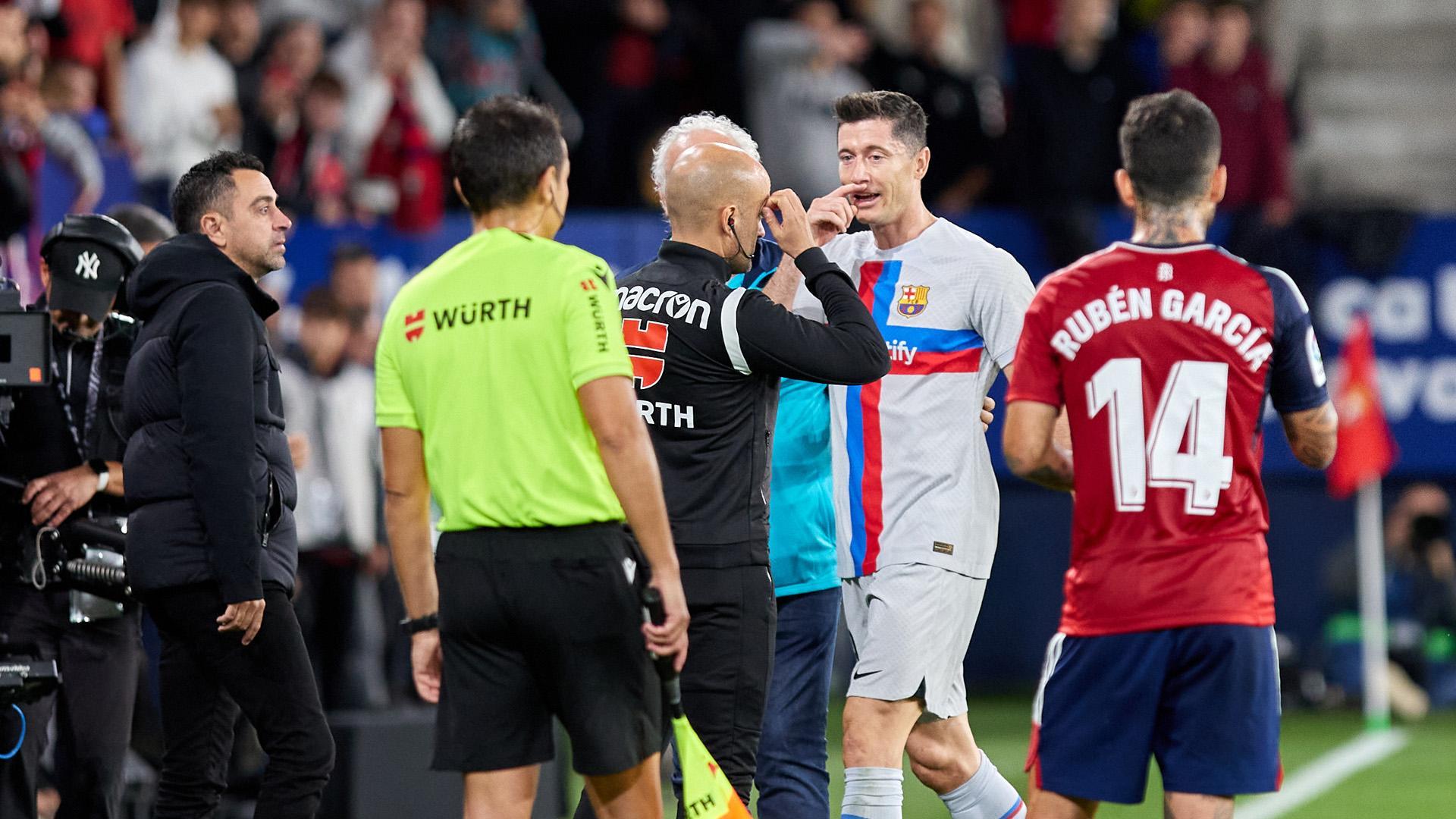 Lewandowski repitió en varias ocasiones al cuerpo arbitral el gesto de llevarse el dedo a la nariz