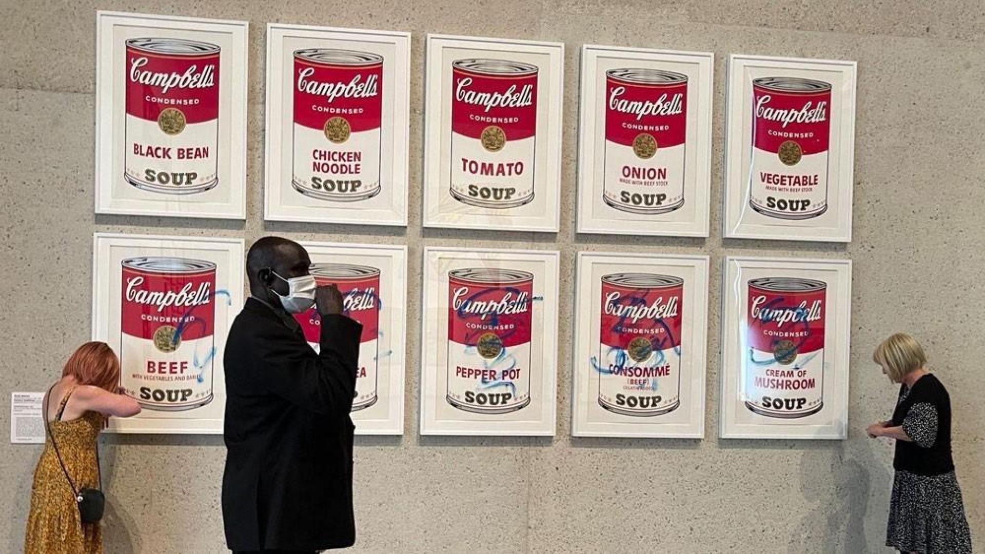Dos activistas pintan y se pegan a los marcos de los cuadros de 'Campbell's Soup I' en Australia