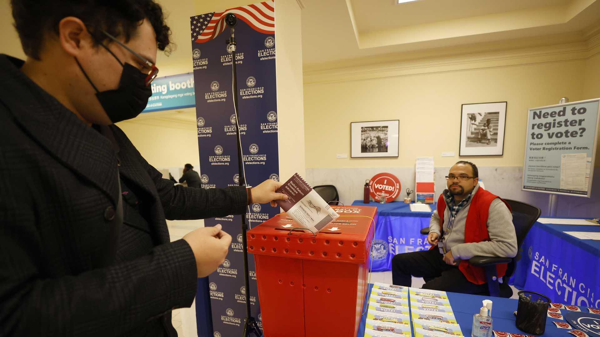 Un hombre vota en las elecciones legislativas de EEUU, en San Francisco