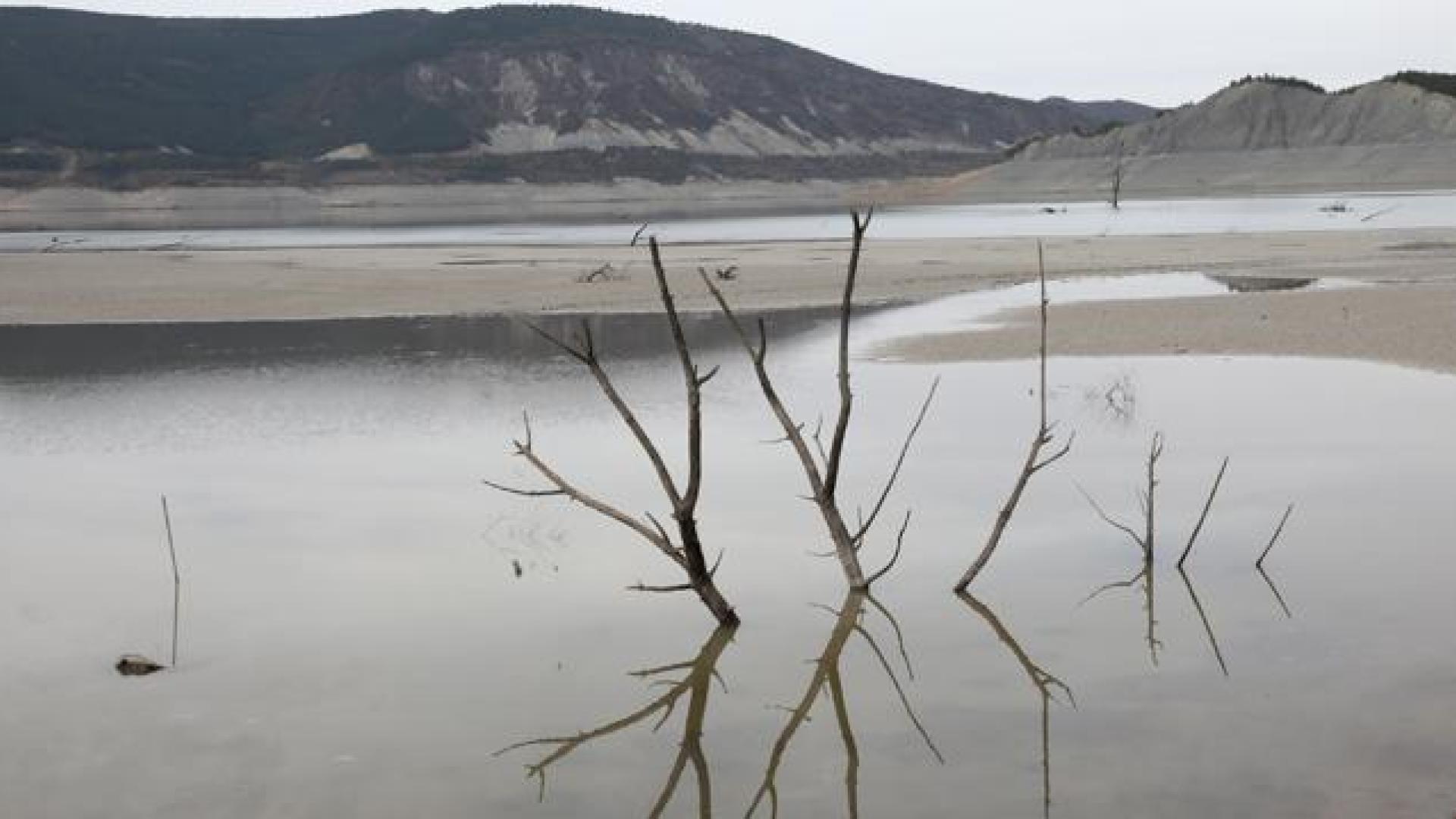 Embalses de Navarra como el de Yesa (en la imagen) frenan la caída en su reserva de agua