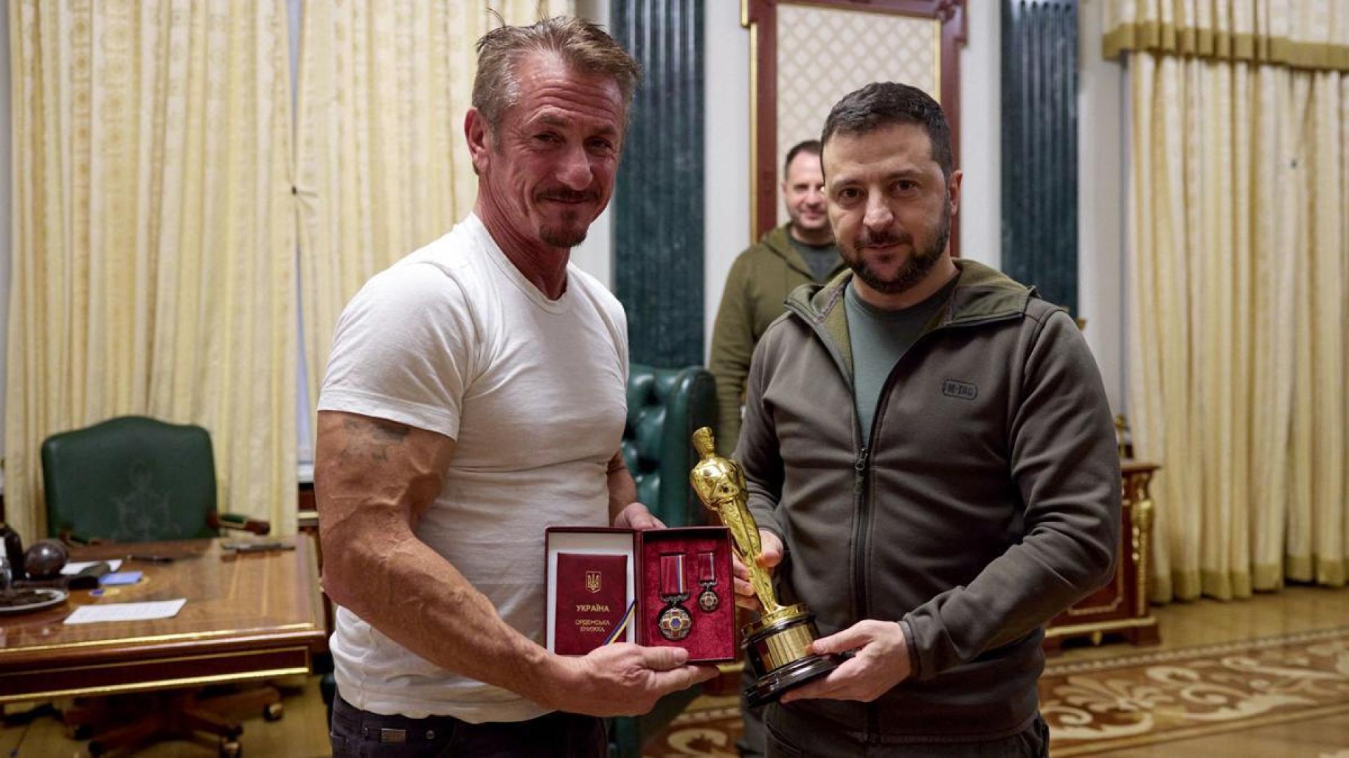 El actor Sean Penn, junto al presidente ucraniano, Volodímir  Zelenski, durante su último encuentro, en el que le entregó una de sus estatuíllas de los premios Oscar