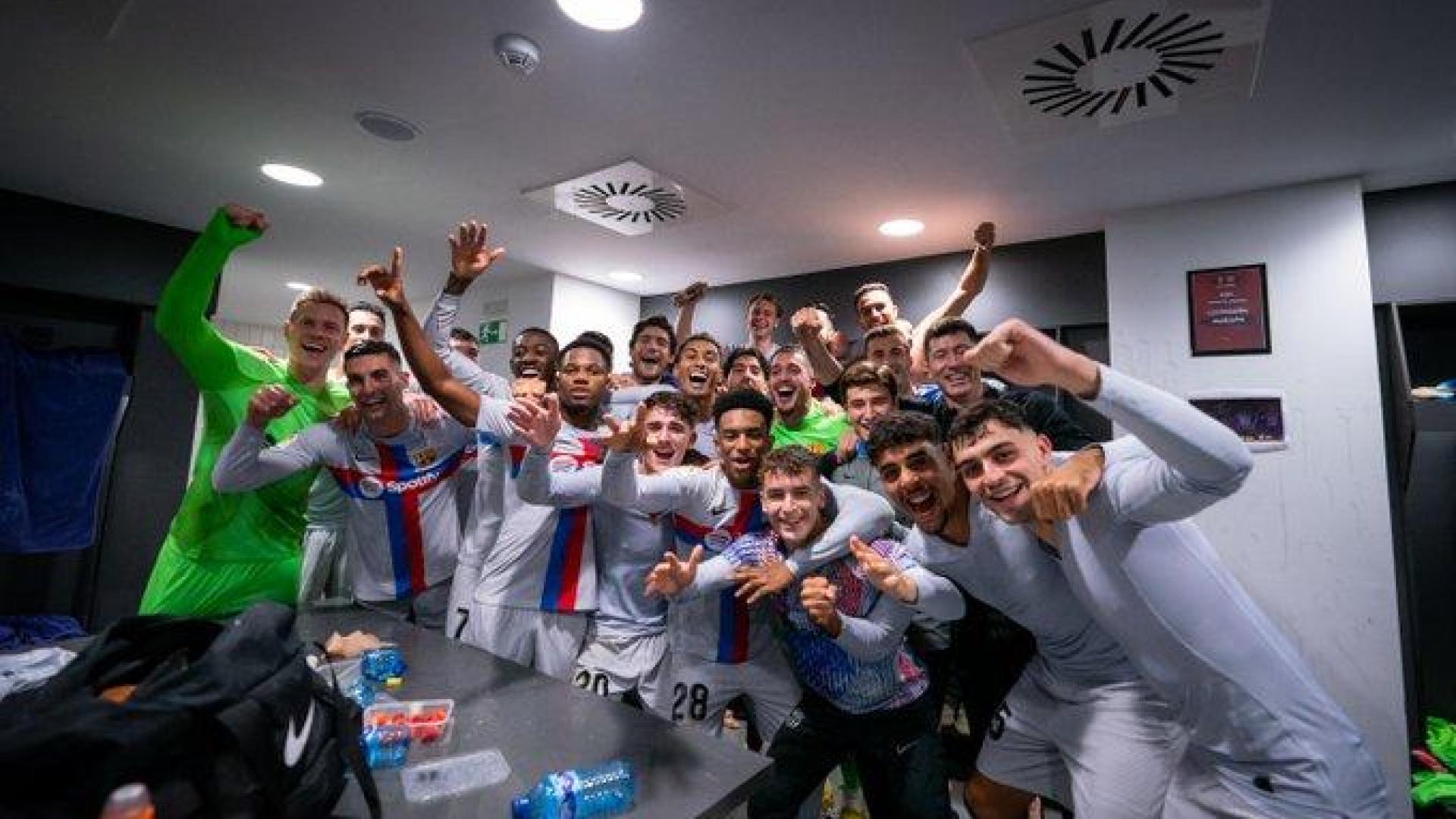 Foto que los jugadores del F.C. Barcelona se hicieron en el vestuario de El Sadar festejando la victoria