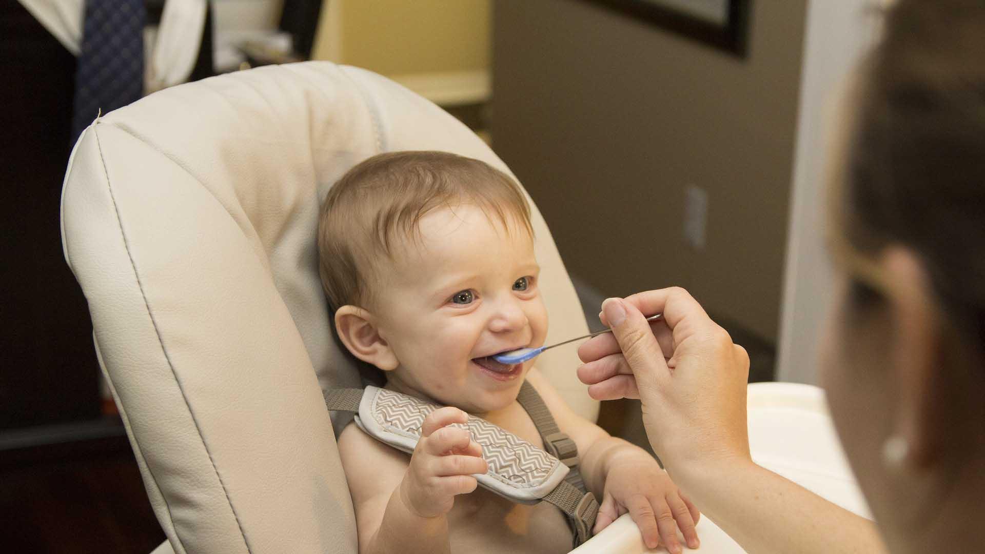Un bebé comiendo