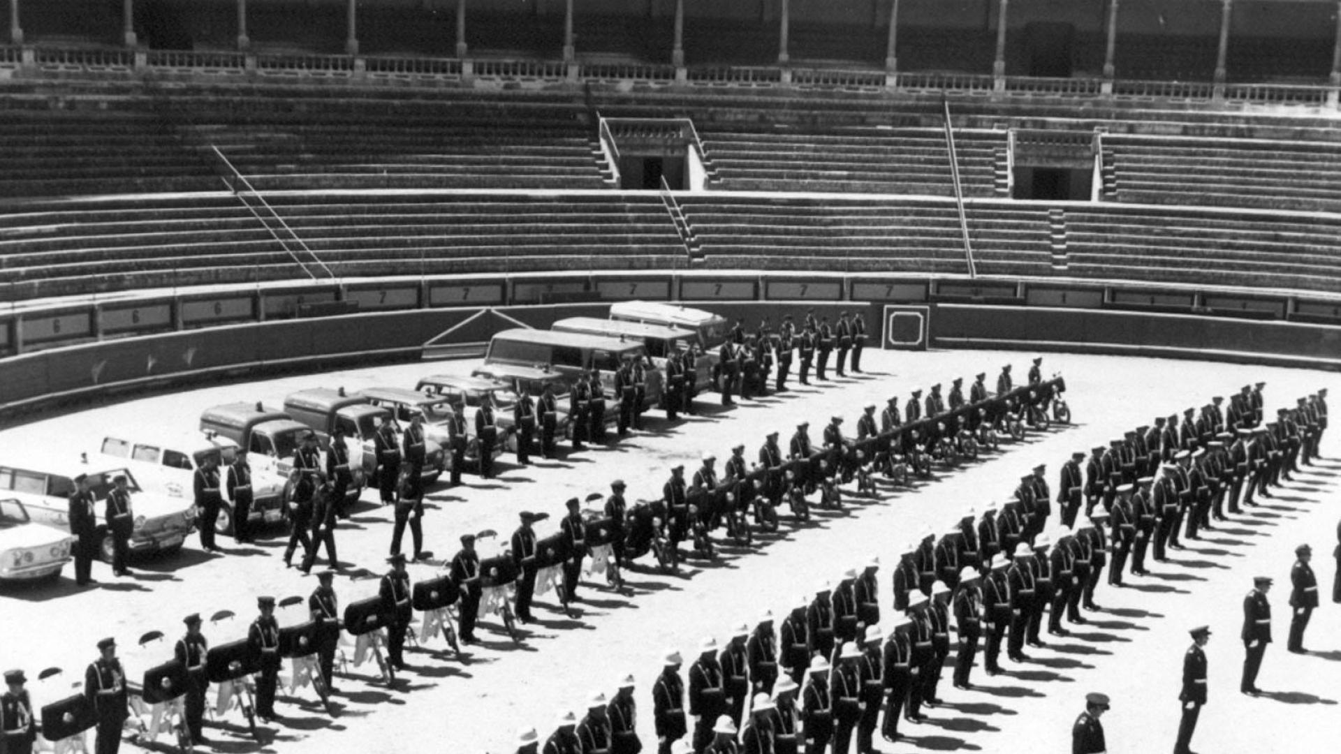 Agentes de la Policía Municipal posaron a modo castrense, en el coso de la Plaza de Toros.
