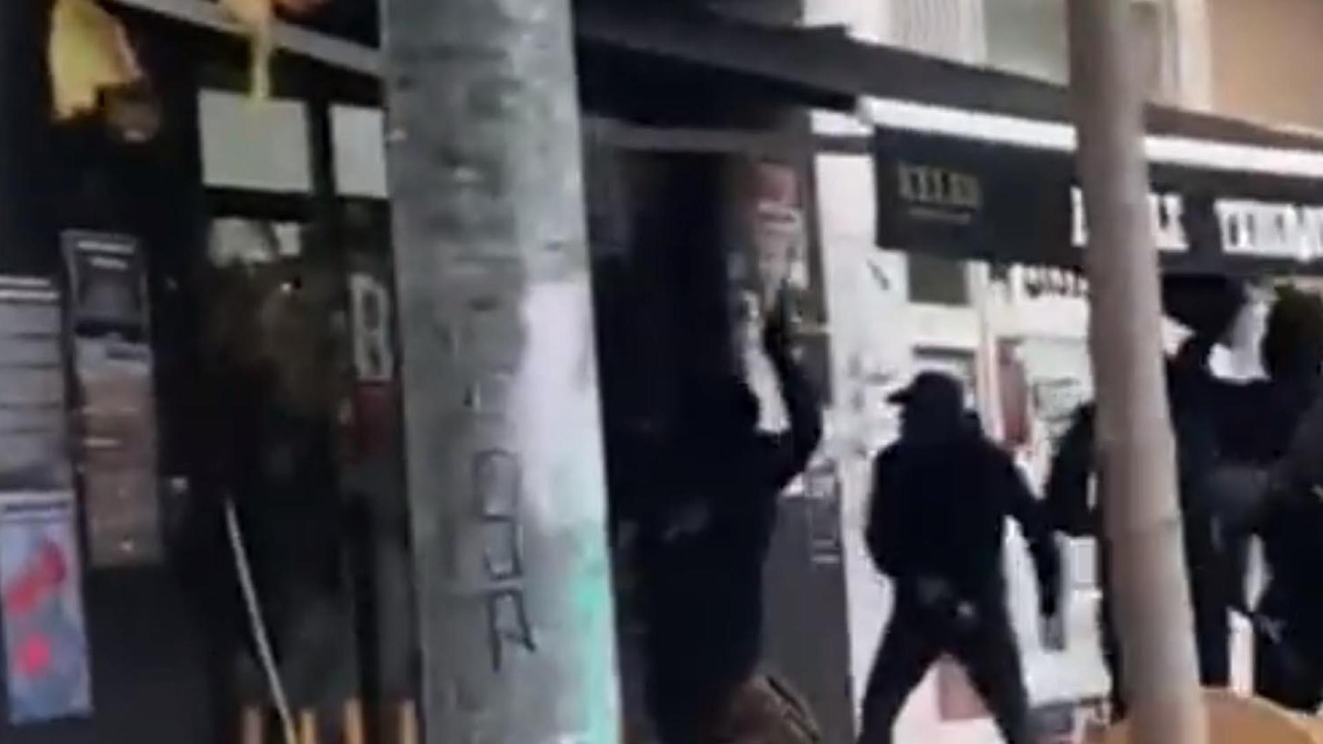 Momento en que los ultras destrozan el cristal de la Ezpala Taberna