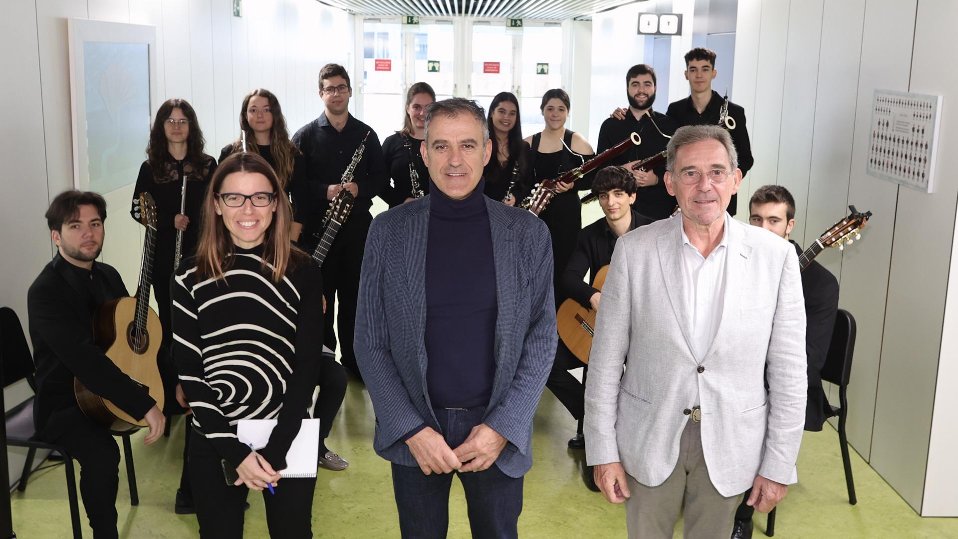 Ignacio Catalán (director de Enseñanzas Artísticas), Julio Escauriza (director del Conservatorio Superior de Música de Navarra), Clara Rico (jefa de Estudios del CSMN) y alumnado del CSMN encargado de poner música al acto de apertura