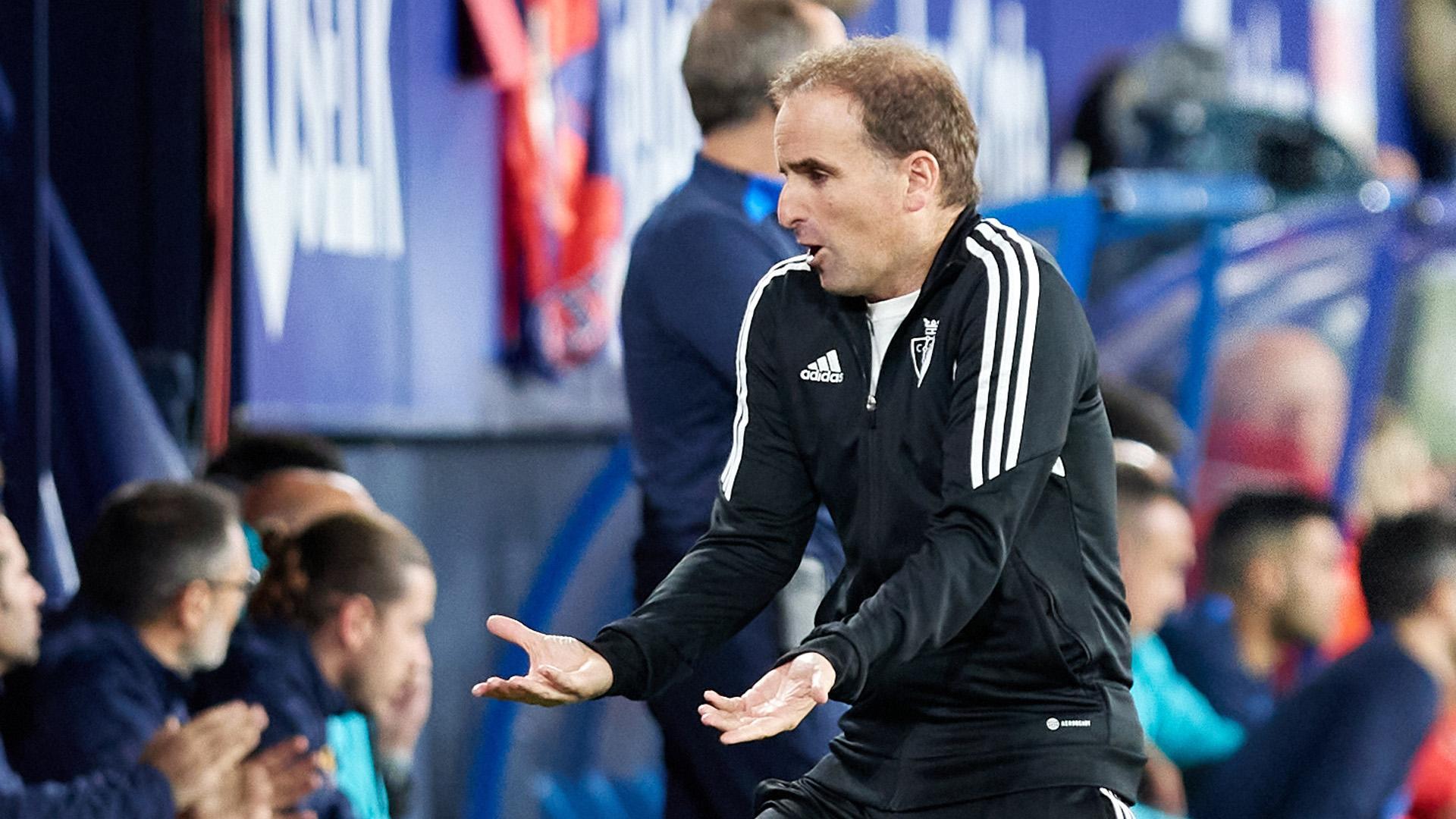 El entrenador de Osasuna, Jagoba Arrasate, desesperado durante el partido contra el Barcelona