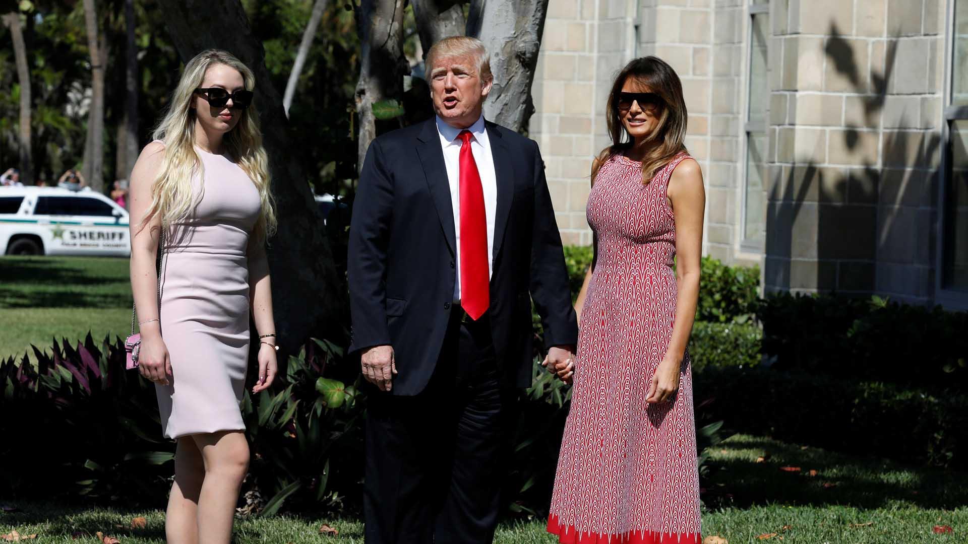 Tiffany Trump, junto a su padre Donald Trump y Melania Trump, en una fotografía de archivo