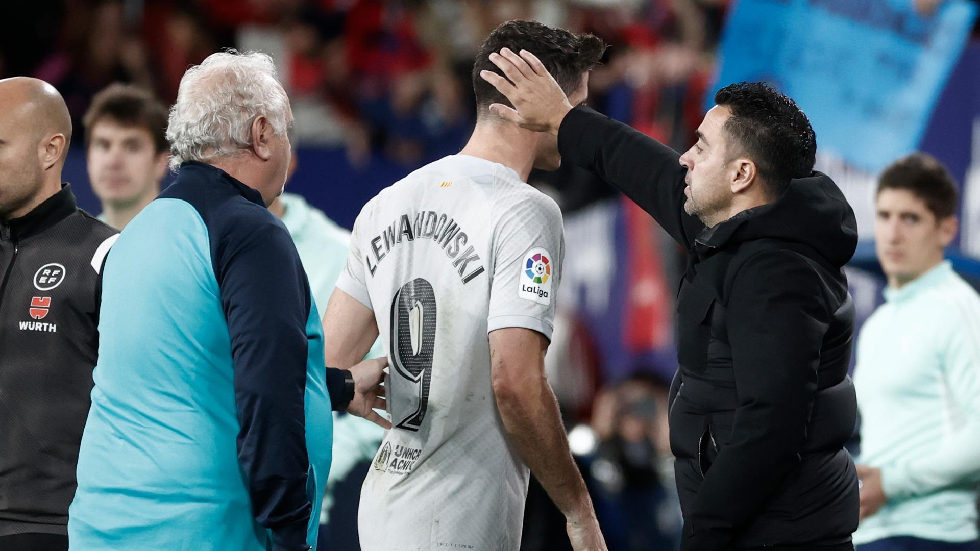 Robert Lewandowski abandona el césped del Sadar tras su expulsión