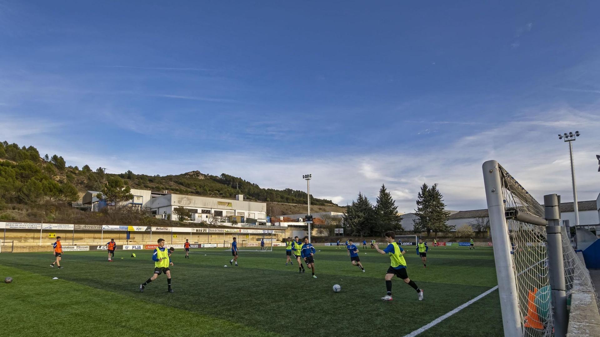 Entrenamiento de los equipos de fútbol base en el campo de fútbol de Merkatondoa