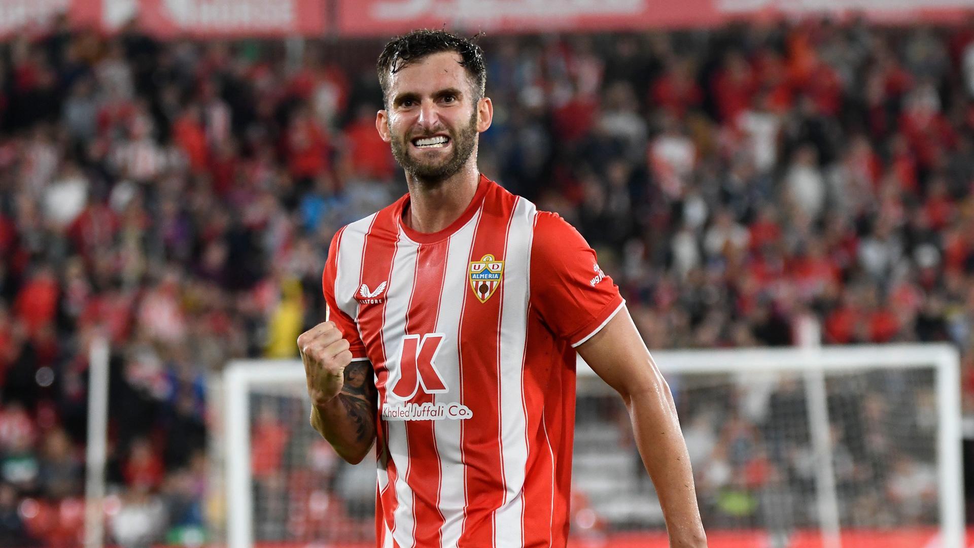 El delantero brasileño de la UD Almeria Leo Baptistao celebra su gol