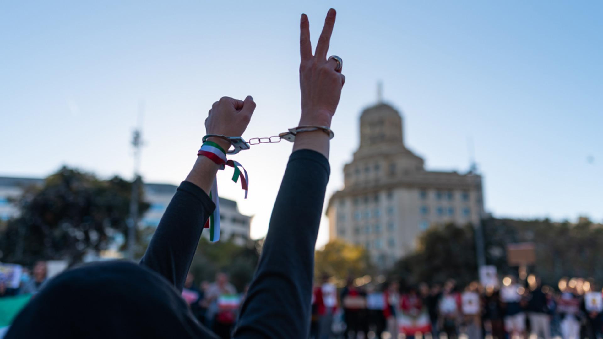 Una mujer participa en una manifestación por la muerte de Mahsa Amini, que murió bajo custodia policial en Irán tras ser detenida por no llevar un pañuelo en la cabeza