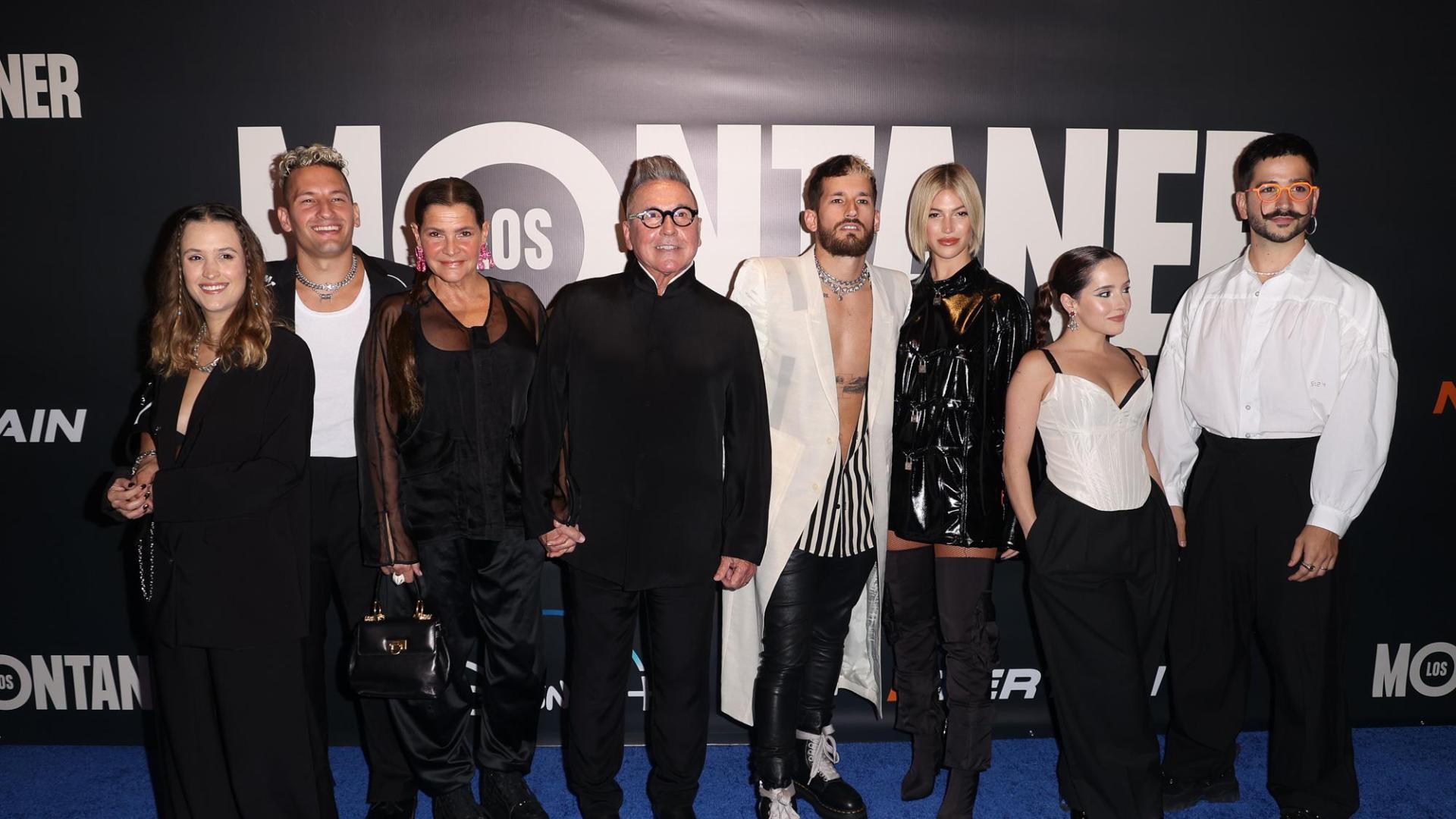 El cantautor venezolano-argentino Ricardo Montaner (4i); su esposa, la directora de cine y video Marlene Rodríguez Montaner (3i); sus tres hijos, Eva Luna (2d), Mau (4d) y Rick (2i), y sus respectivos cónyuges, posan durante la presentación de la serie