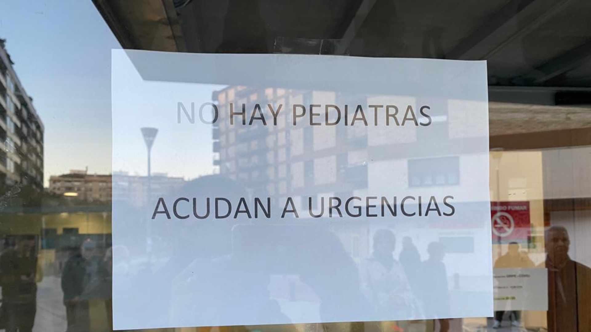Un cartel en la puerta del centro de salud de San Juan anuncia que no hay pediatras