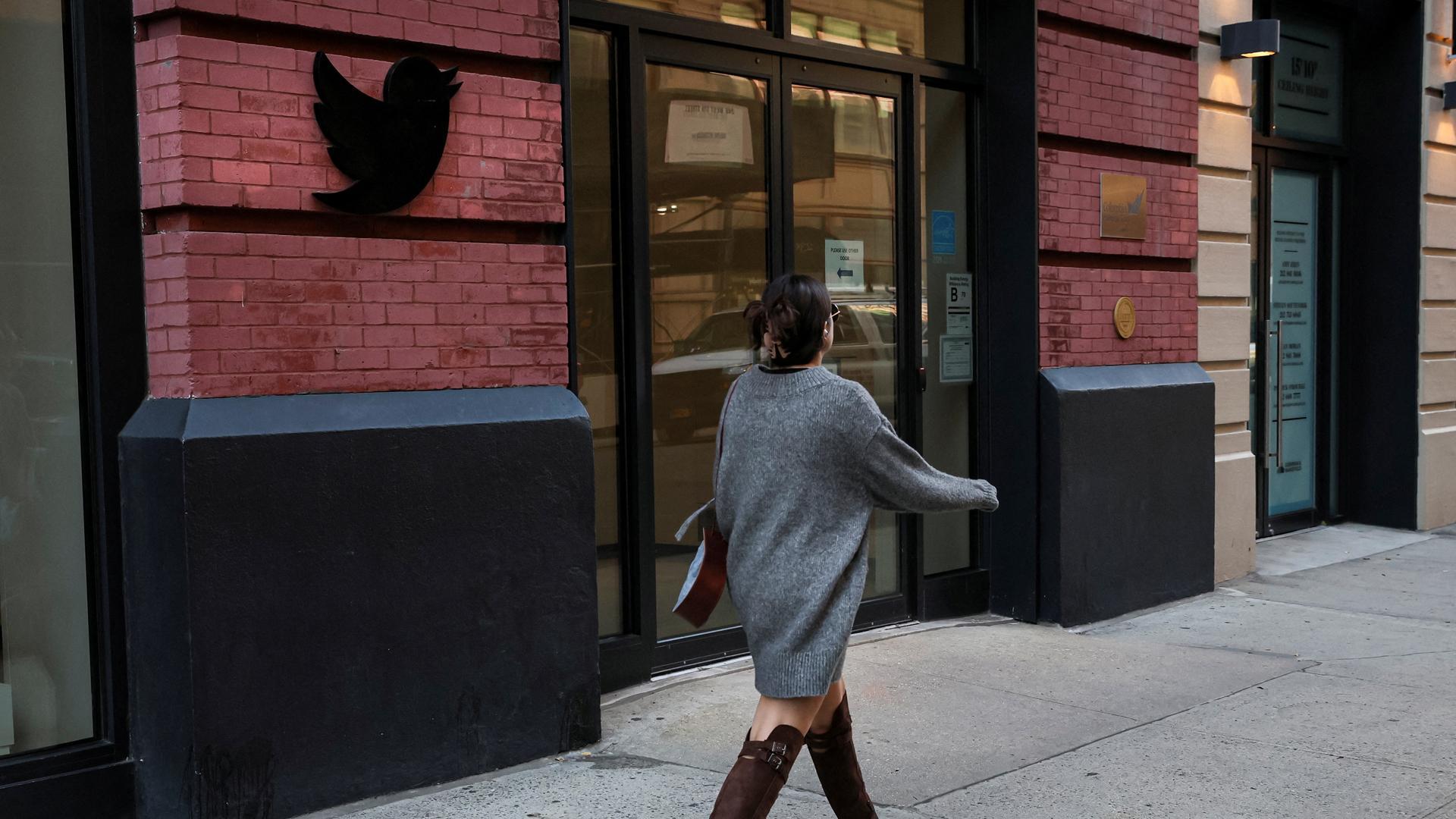 Una mujer pasa por delante de las oficinas de Twitter en Nueva York