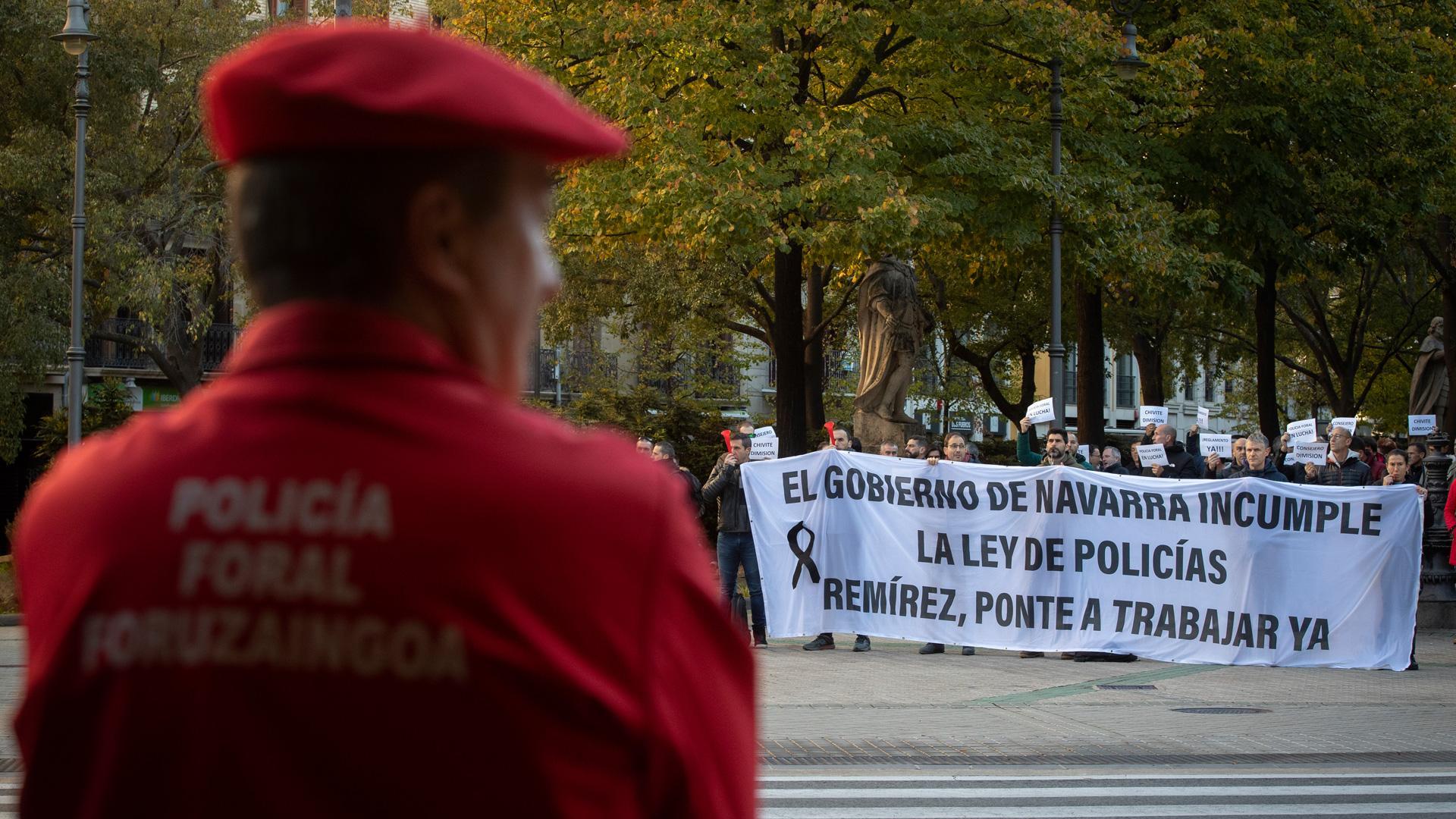 Policías forales protestan frente al Parlamento de Navarra, donde se celebra el debate del estado de la Comunidad, para exigir la dimisión de la presidenta María Chivite por el incumplimiento de la Ley de Policías