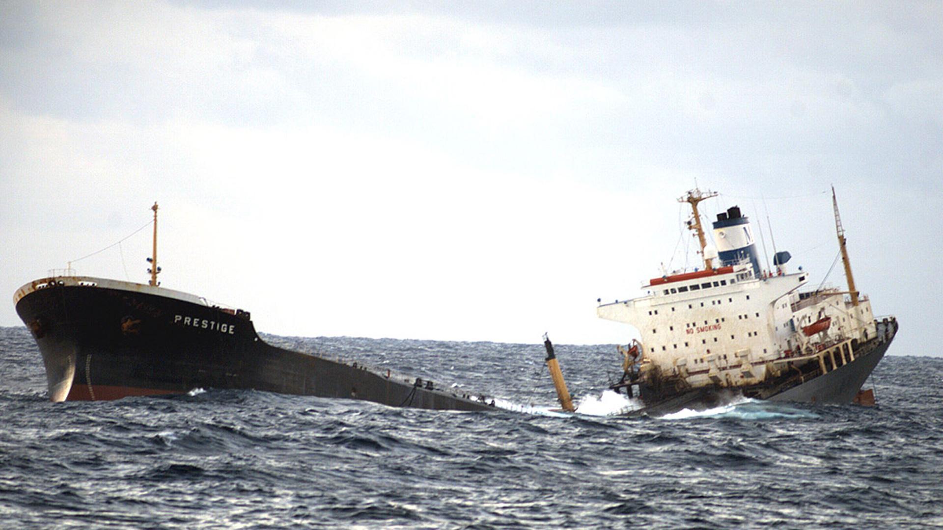 El hundimiento del barco petrolero Prestige provocó un gran desastre medioambiental en las costas gallegas