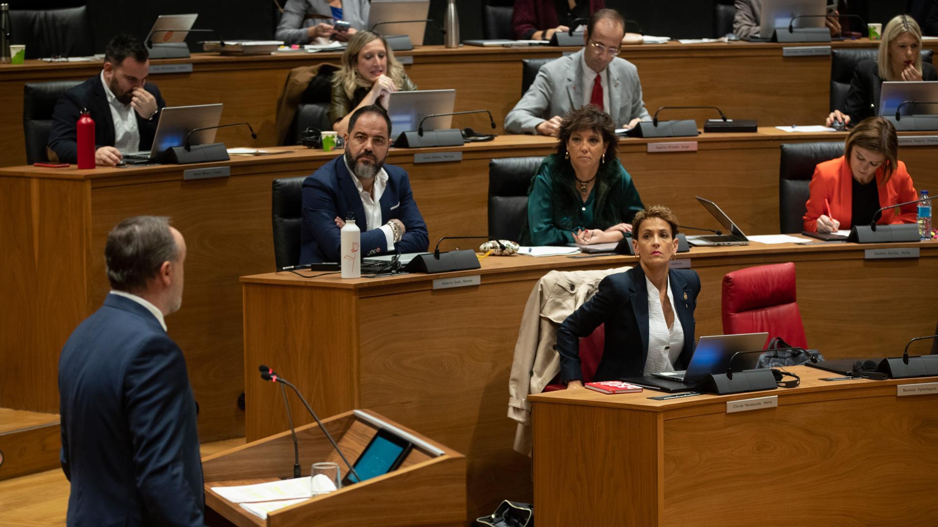 El líder de Navarra Suma, Javier Esparza, durante su intervención en el Parlamento de Navarra ante la presidenta María Chivite, en la segunda jornada del debate sobre el estado de la comunidad