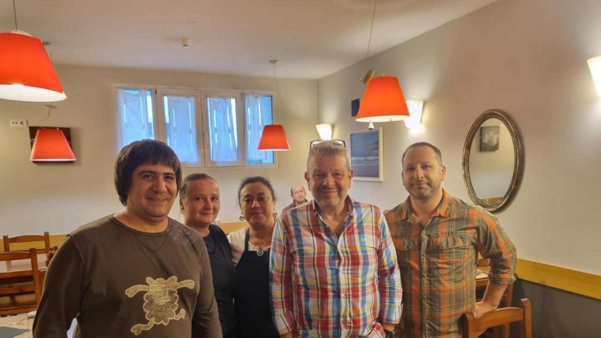 Alberto Chicote, el miércoles con personal de la Posada de Gerendiain: Gastón Suárez, Margarita Malgorzata, Yasna Barrera y Javier Lledó.