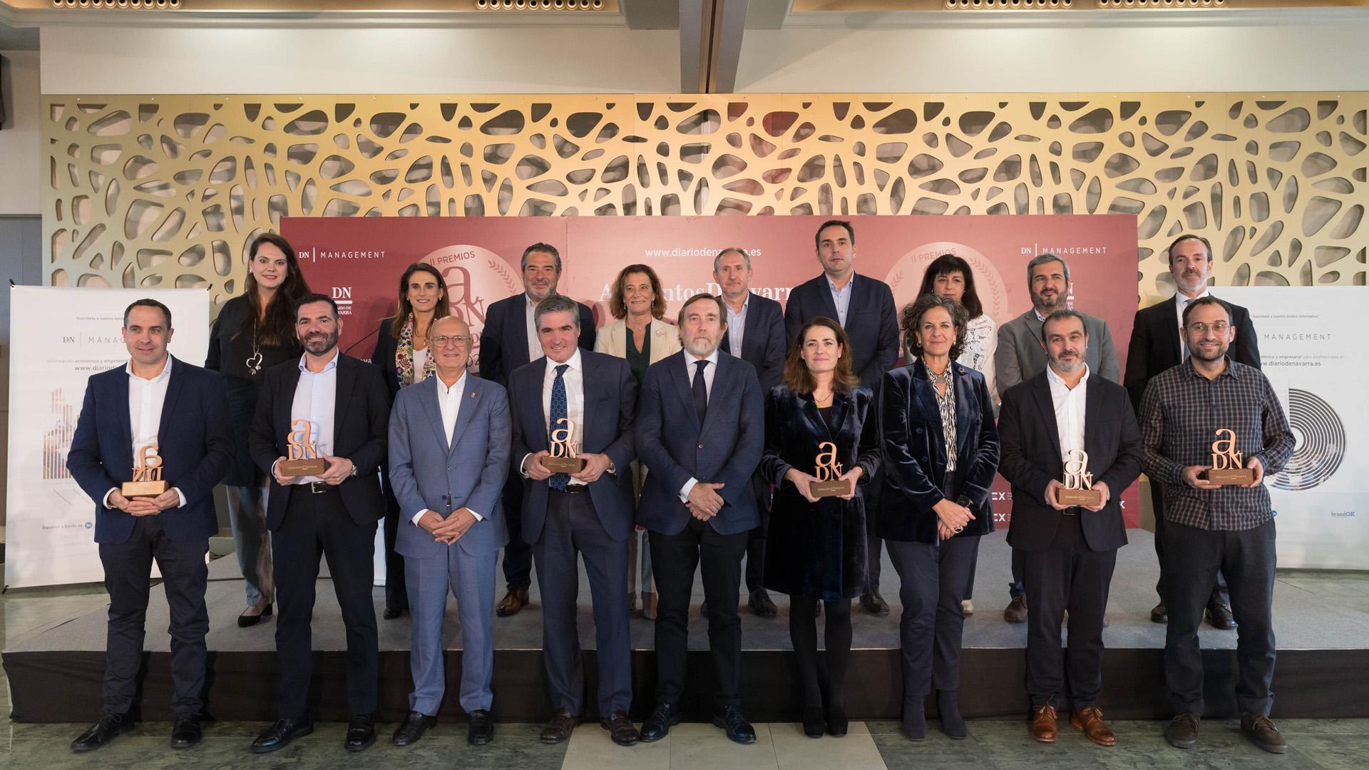 FOTO DE FAMILIA En la fila superior, de izda. a dcha.: Elena González Pérez (E.Leclerc), Isabel Moreno Bartolomé (CaixaBank), José Mª Agramonte Aguirre (Bardenas), Isabel Peñaranda (ICEX), José Manuel Erro Miranda (Grupo La Información), Diego Galilea San Martín (ALINAR), Mª Carmen Garde Segura (Diario de Navarra), Unai Navarro (Coca-Cola) y Mauricio García de Quevedo (FIAB). Delante. de izda. a dcha.: Javier Campo Blanco (Conservas Pedro Luis), Sergio Beni Solans (Benis Food), Bernardo Ciriza Pérez (consejero), Benito Jiménez Cambra (Congelados de Navarra), Luis Colina Lorda (Grupo La Información), Berta Anaut Benito (Antonio Anaut), Itziar Gómez (consejera), José Barberena Olagüe (Almameat) y Xabier Sanz Larrea (Viña Zorzal)