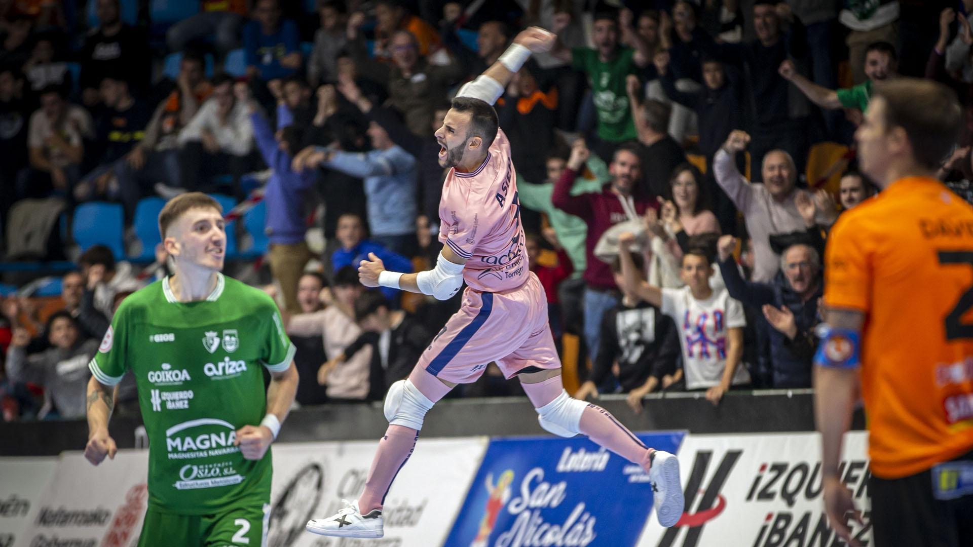 Asier Llamas, portero de Osasuna Magna, celebra el gol que certifica la victoria de su equipo
